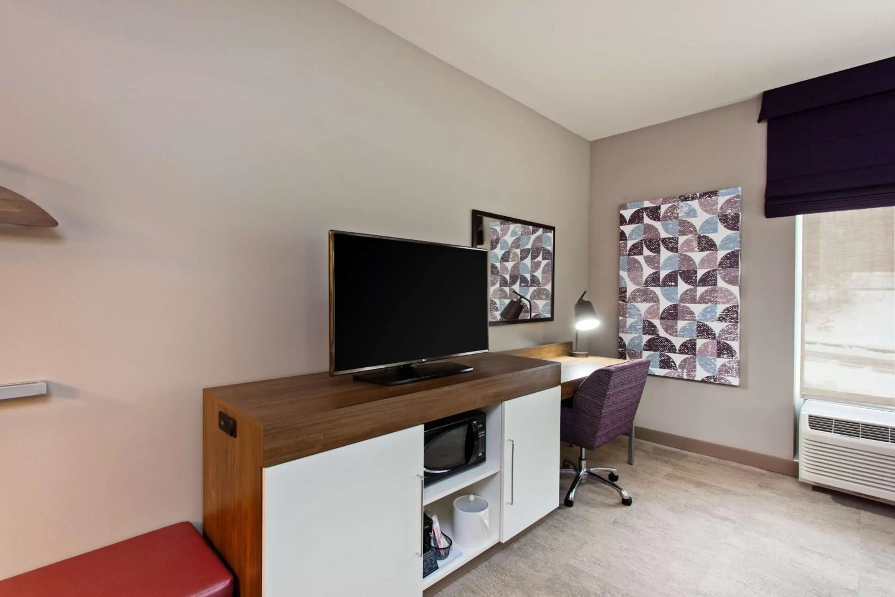Bedroom, TV/Entertainment Center in Hampton Inn & Suites Leavenworth