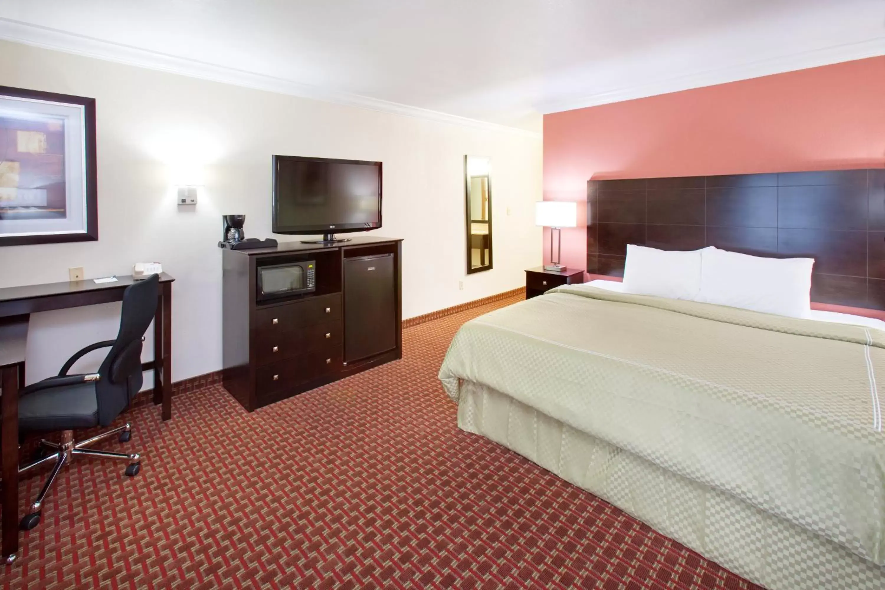 Photo of the whole room, Bed in AmericInn by Wyndham Johnston Des Moines