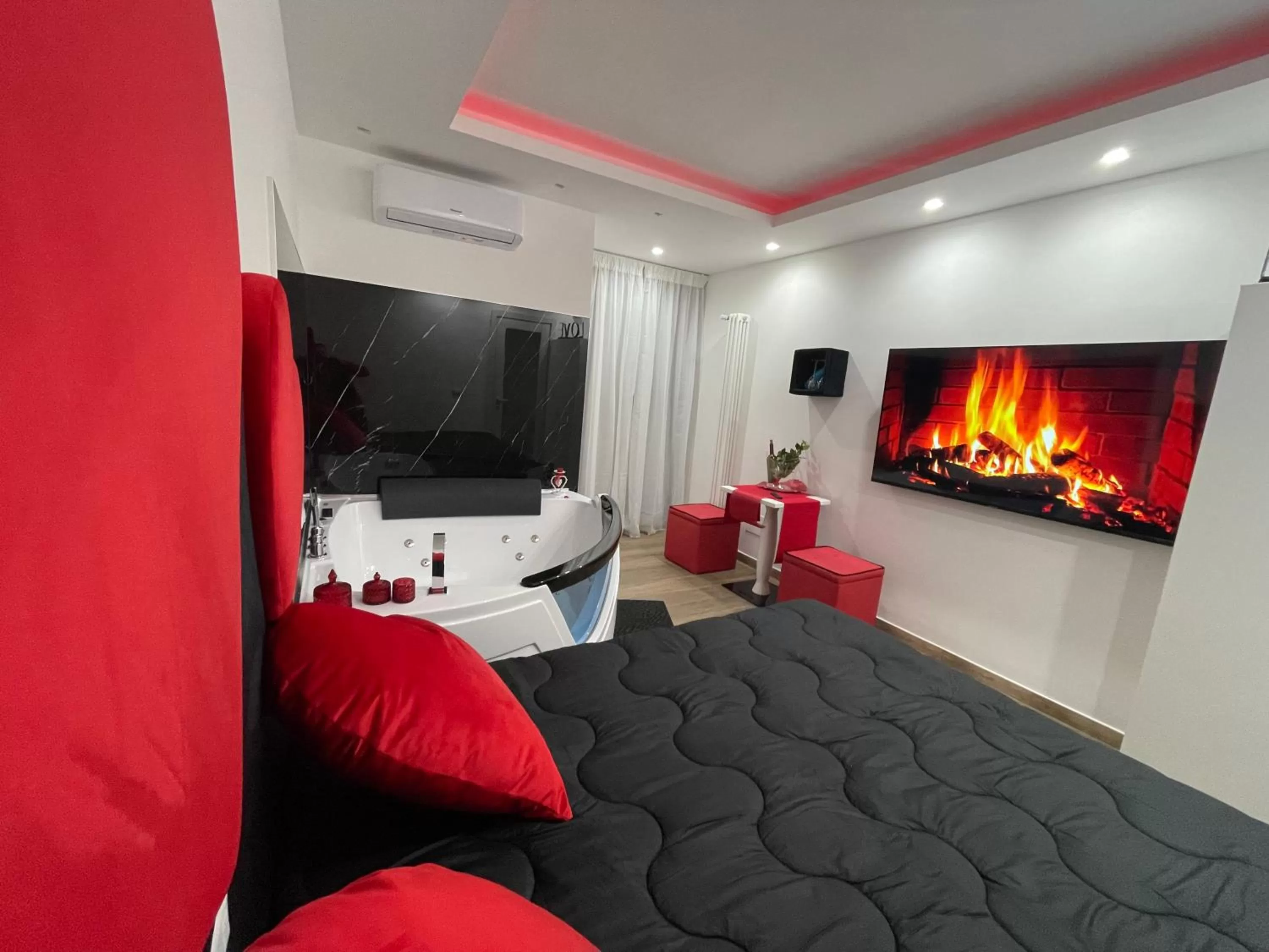 Bed in Due Cuori Suite con vasca idromassaggi