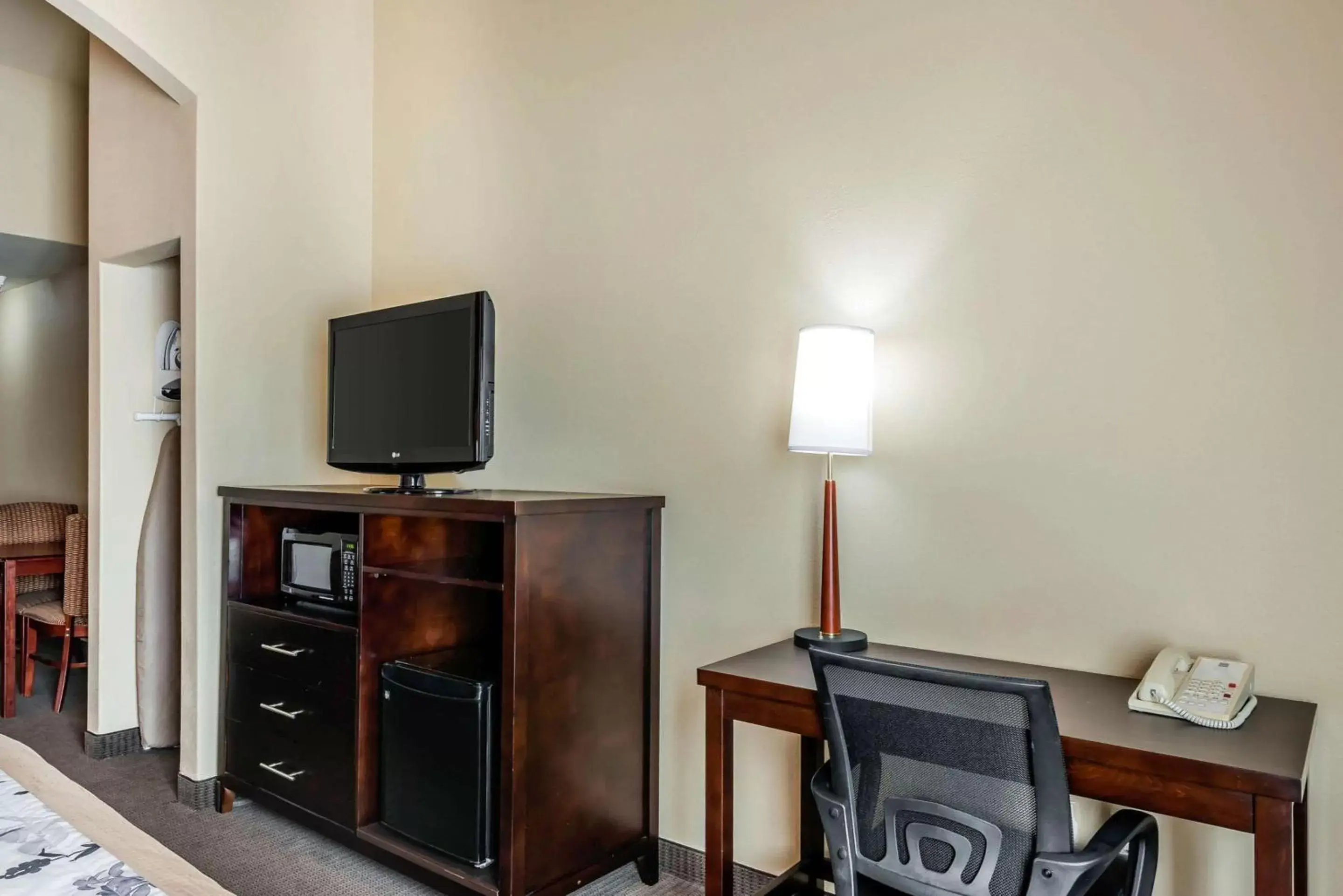 Photo of the whole room, TV/Entertainment Center in Sleep Inn & Suites Ocala - Belleview