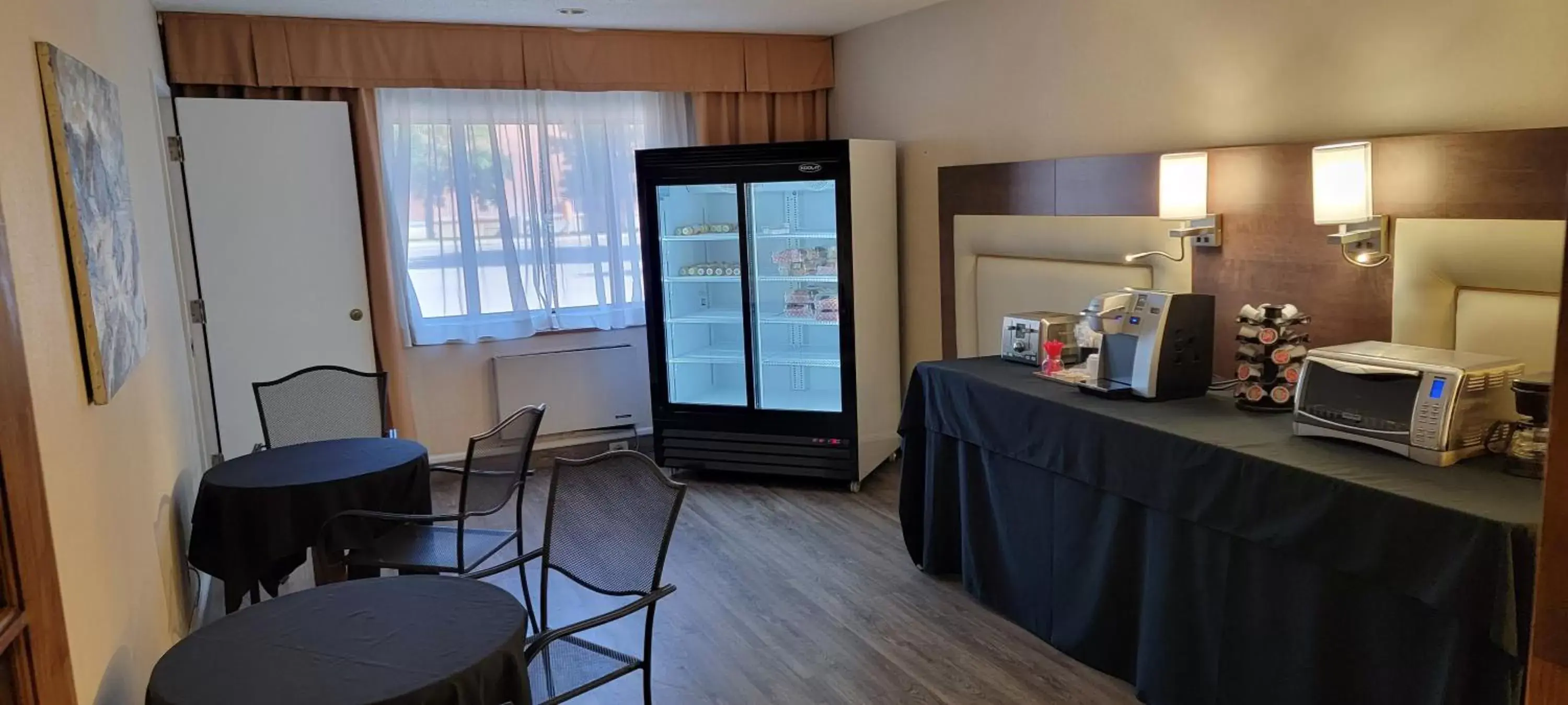 Breakfast, Kitchen/Kitchenette in Quality Inn & Suites & Conference Centre - Gatineau