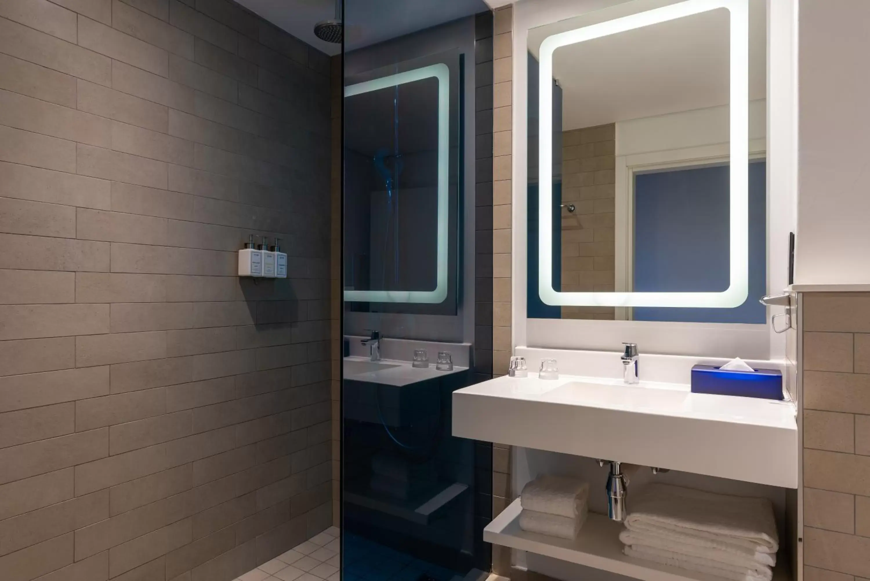 Shower, Bathroom in Park Inn by Radisson Polokwane