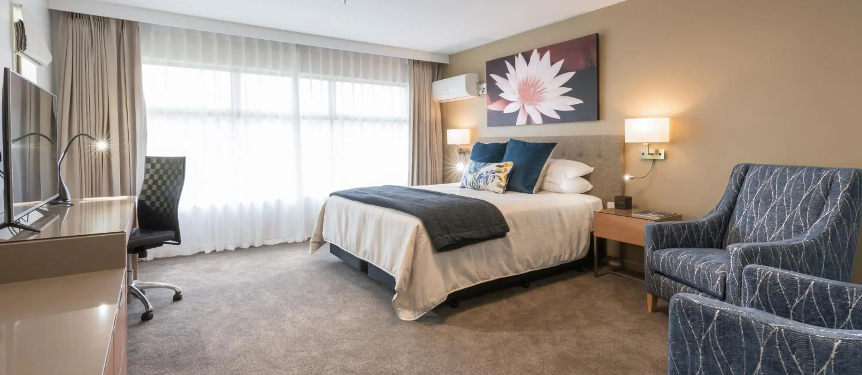 Bedroom, Bed in Distinction Hamilton Hotel & Conference Centre Bedroom, Bed in Distinction Hamilton Hotel & Conference Centre