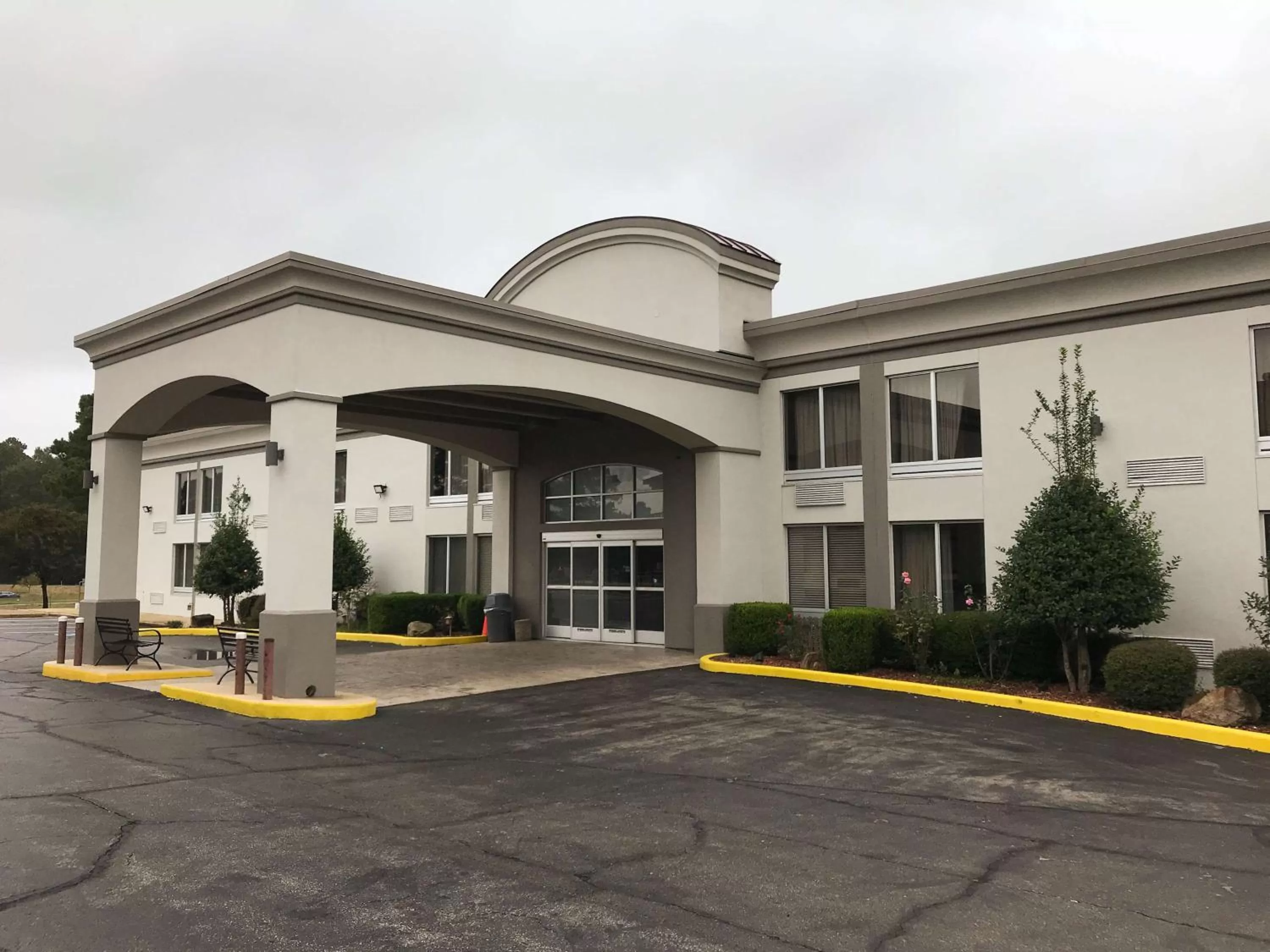 Property building in Studio 6 Suites Tupelo, MS