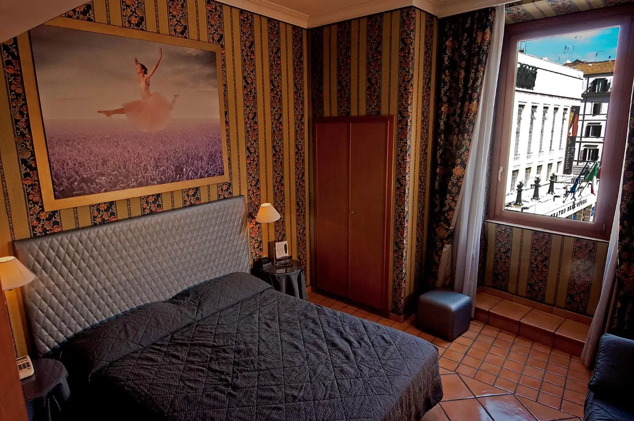 View (from property/room), Bed in Hotel Lirico