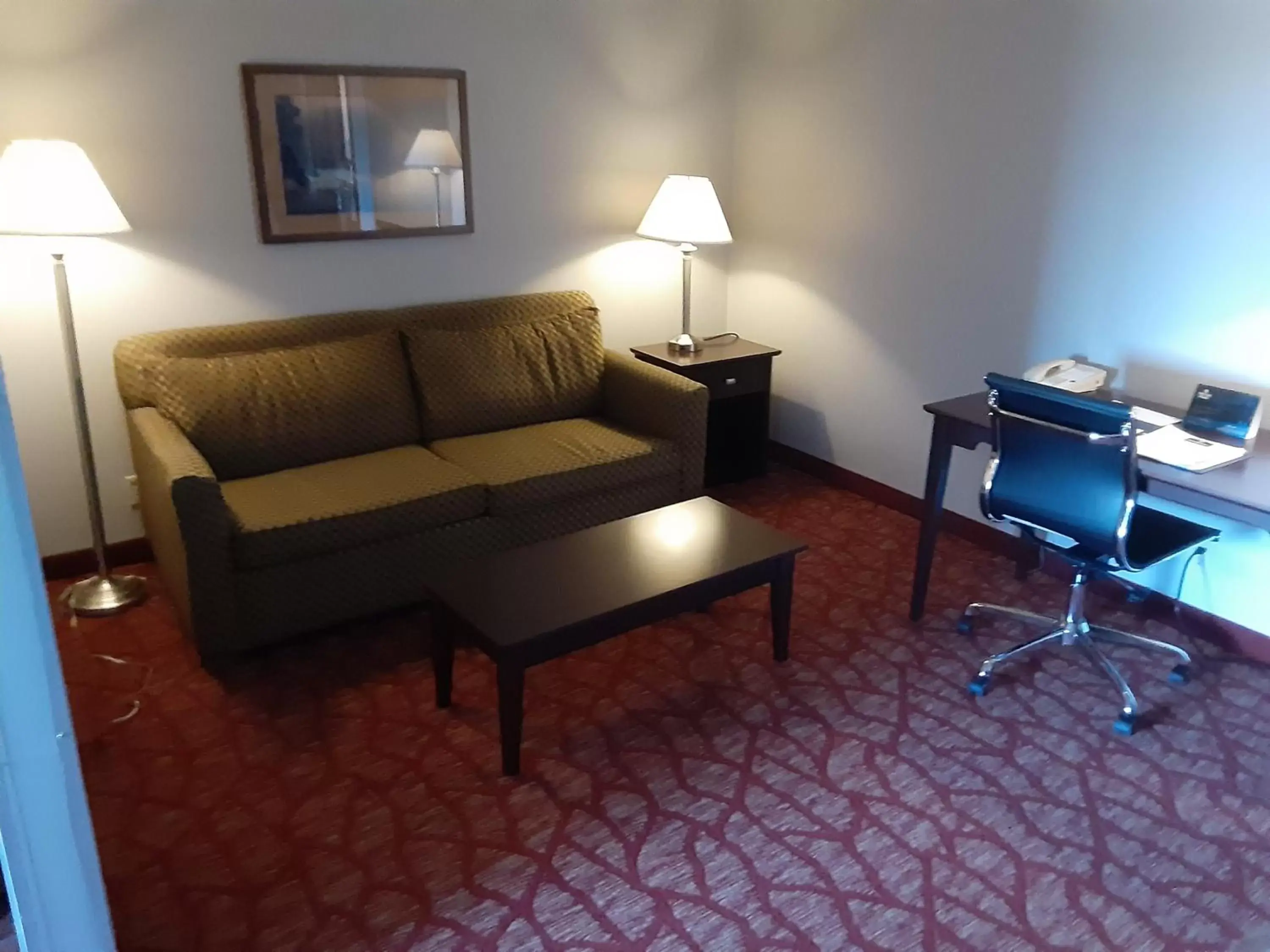 TV and multimedia, Seating Area in Boarders Inn & Suites by Cobblestone Hotels - Superior/Duluth
