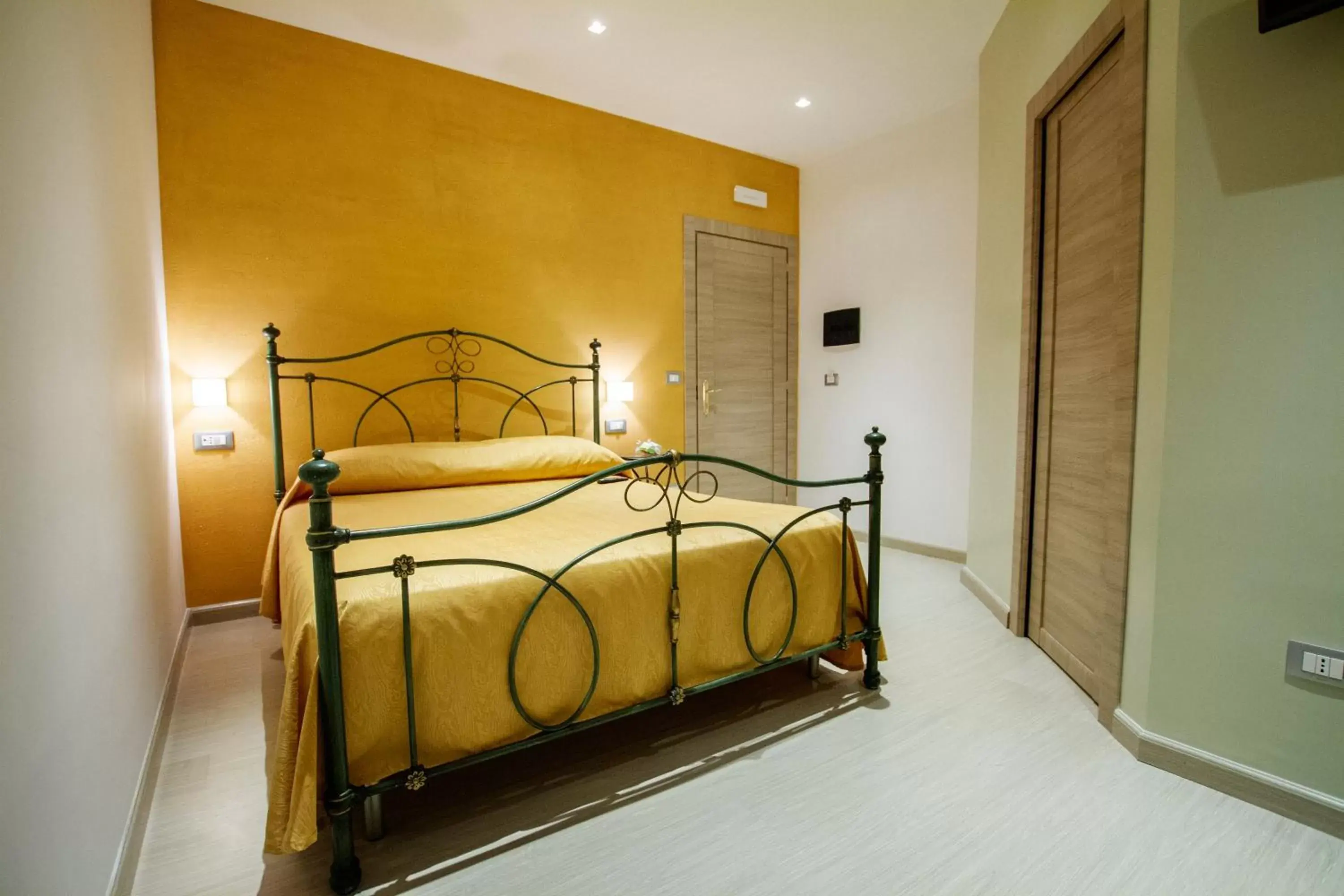 Photo of the whole room, Bed in La Suite del Faro