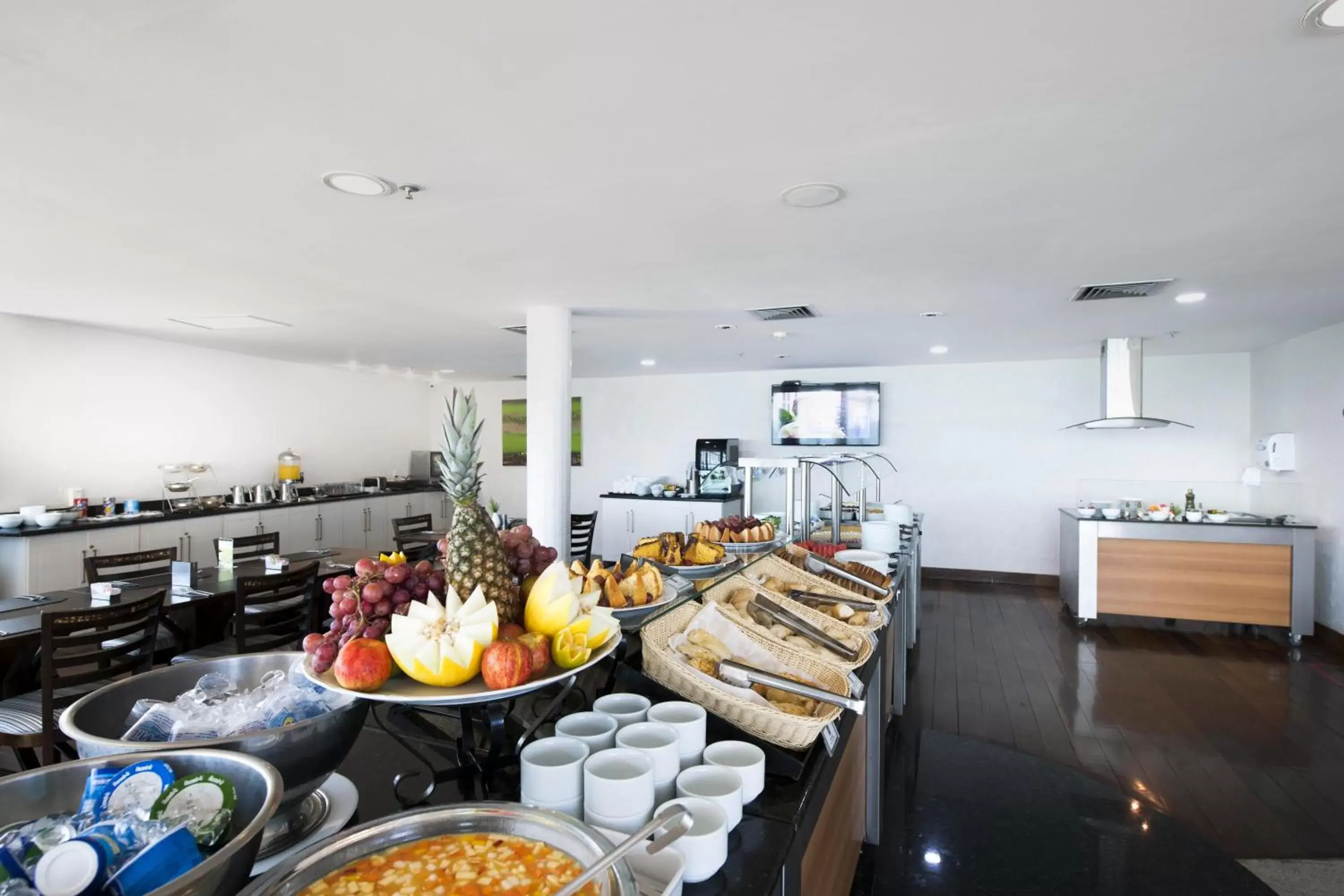 Buffet breakfast, Restaurant/Places to Eat in Comfort Suites Macaé