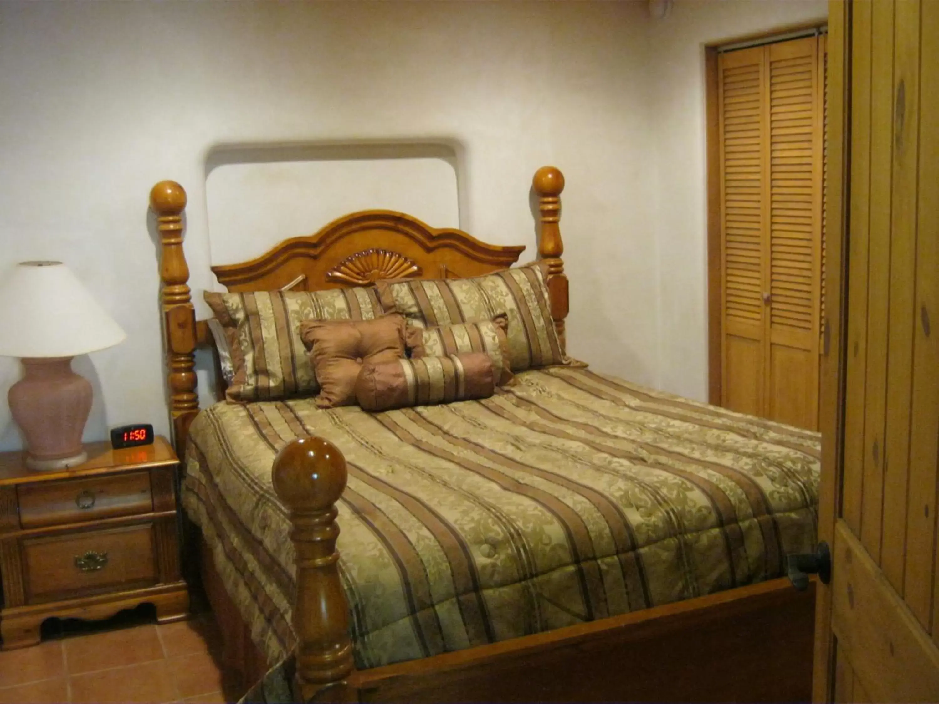 Bedroom, Bed in Shady Brook Inn Village/Resort