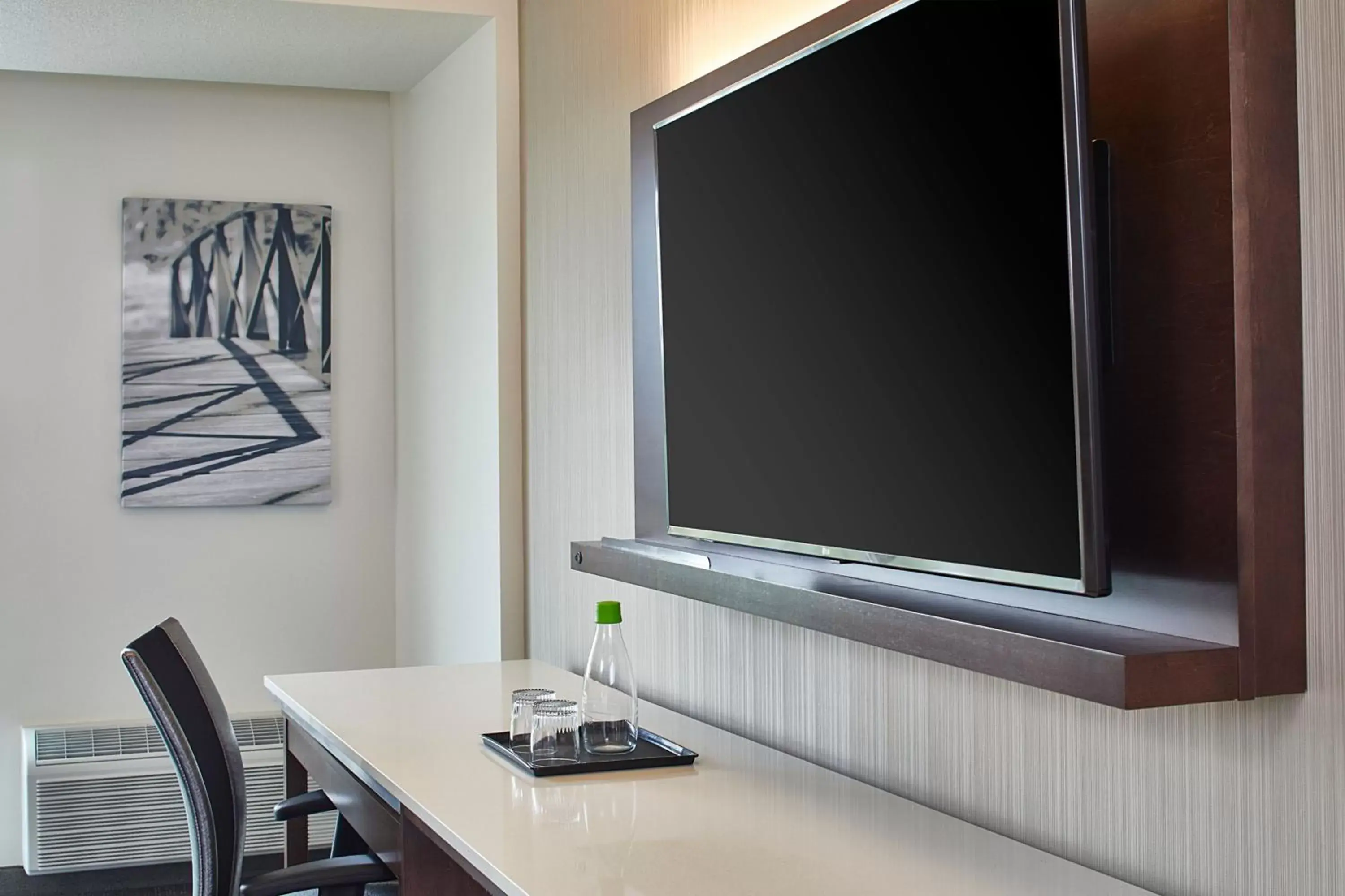 Photo of the whole room, TV/Entertainment Center in Courtyard by Marriott Minneapolis West