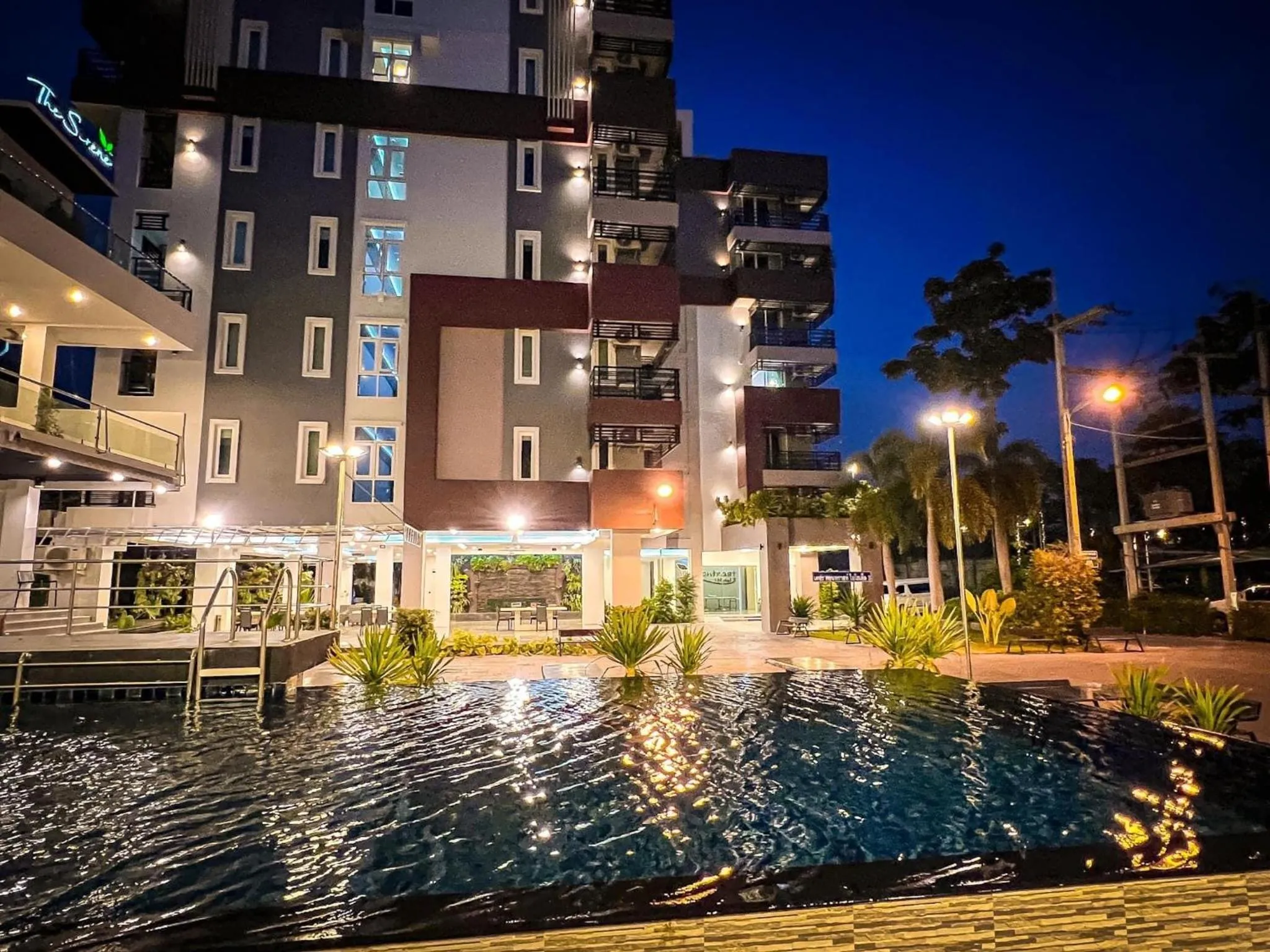 Swimming pool in The Contrast i Hotel