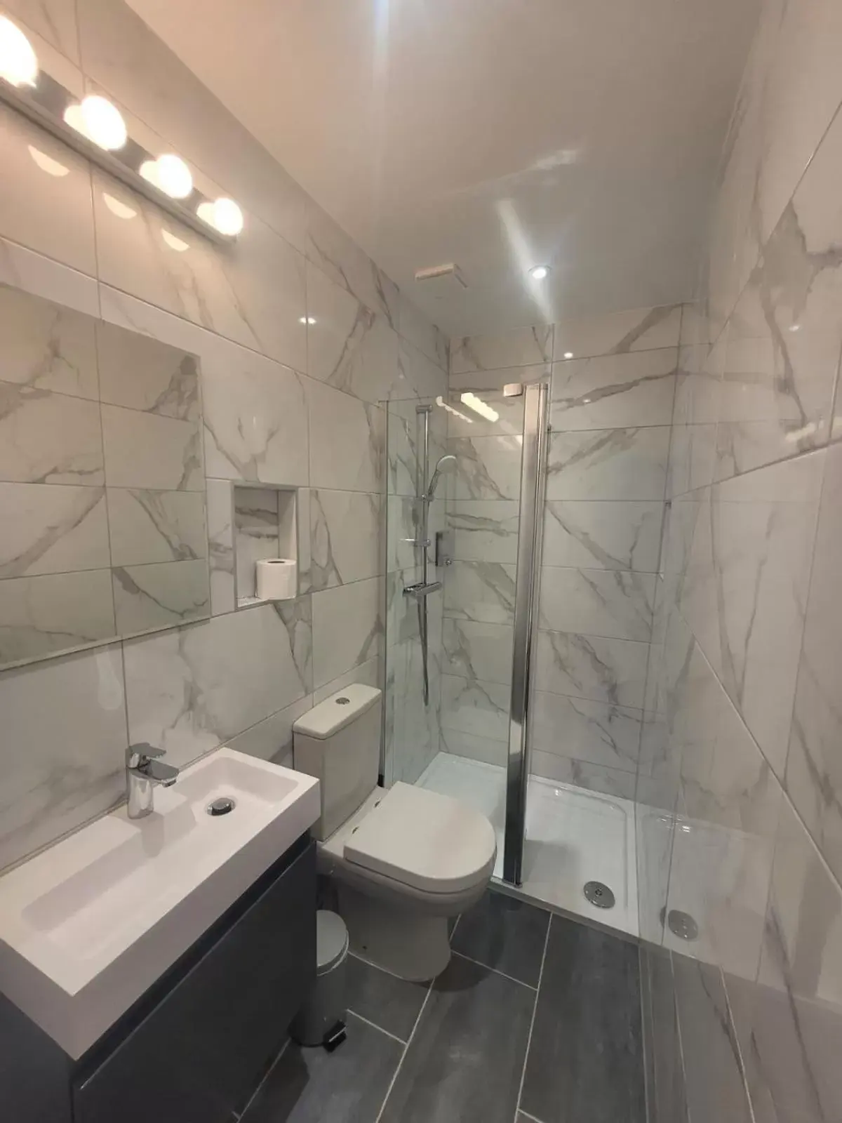 Bathroom in George Hotel