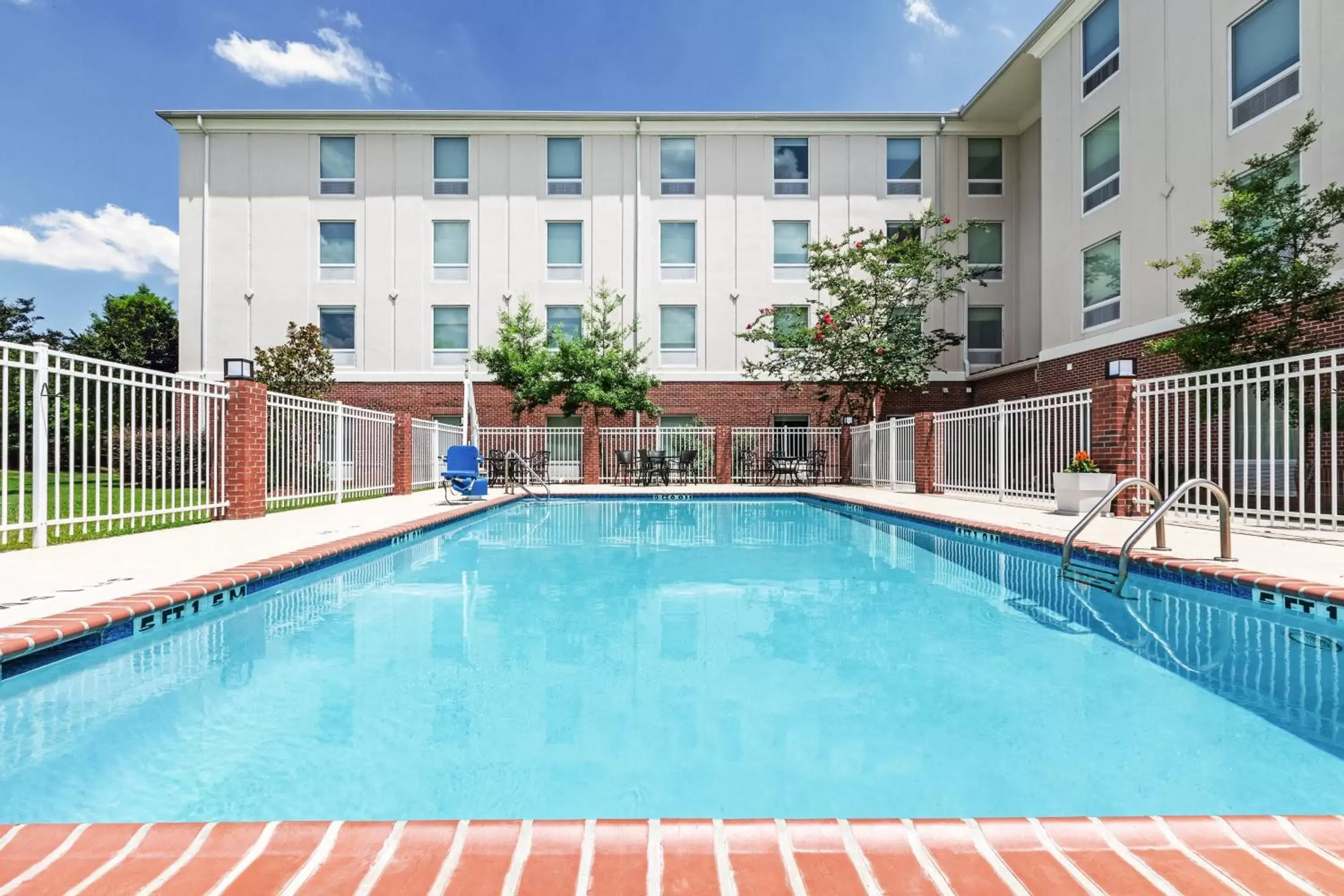 Swimming pool in Holiday Inn Express & Suites Baton Rouge East by IHG Swimming pool in Holiday Inn Express & Suites Baton Rouge East by IHG