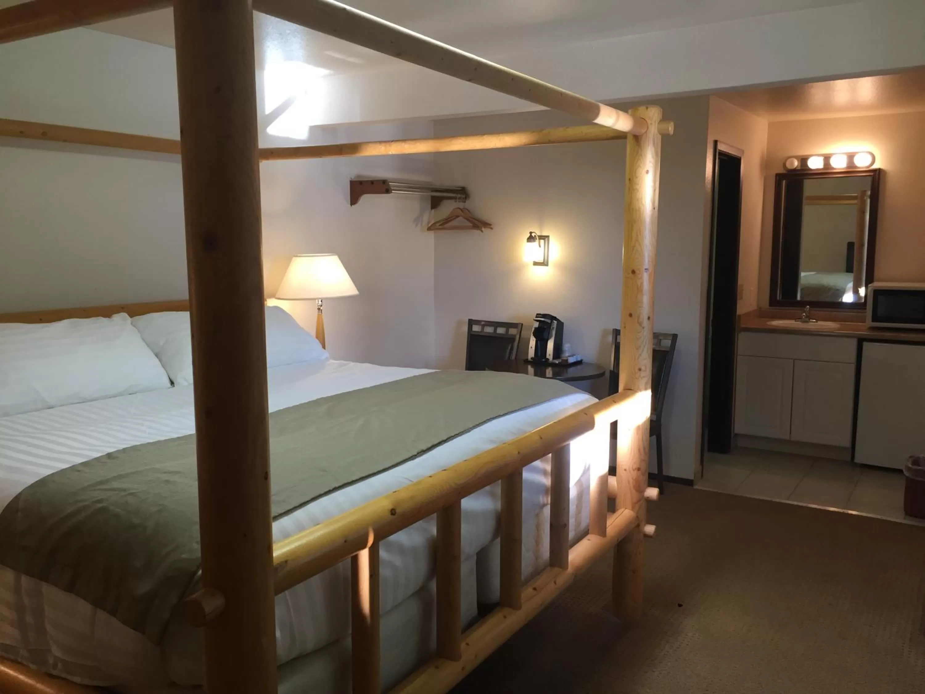 Photo of the whole room, Bed in Gateway Inn