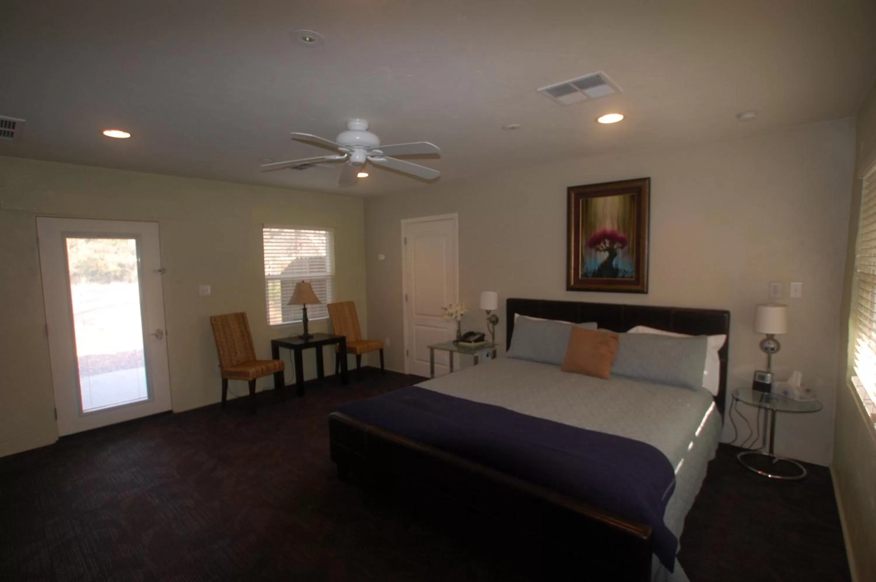 Bed in Queen's Inn By The River