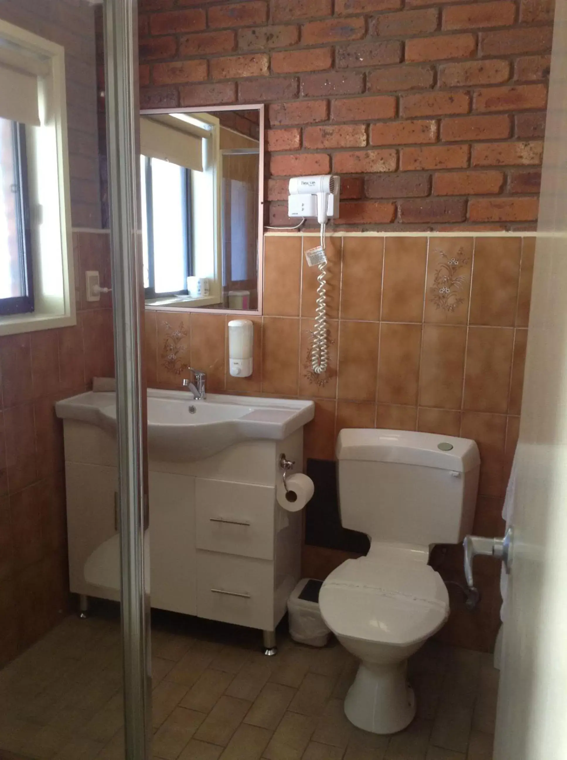 Bathroom in Melton Motor Inn and Apartments