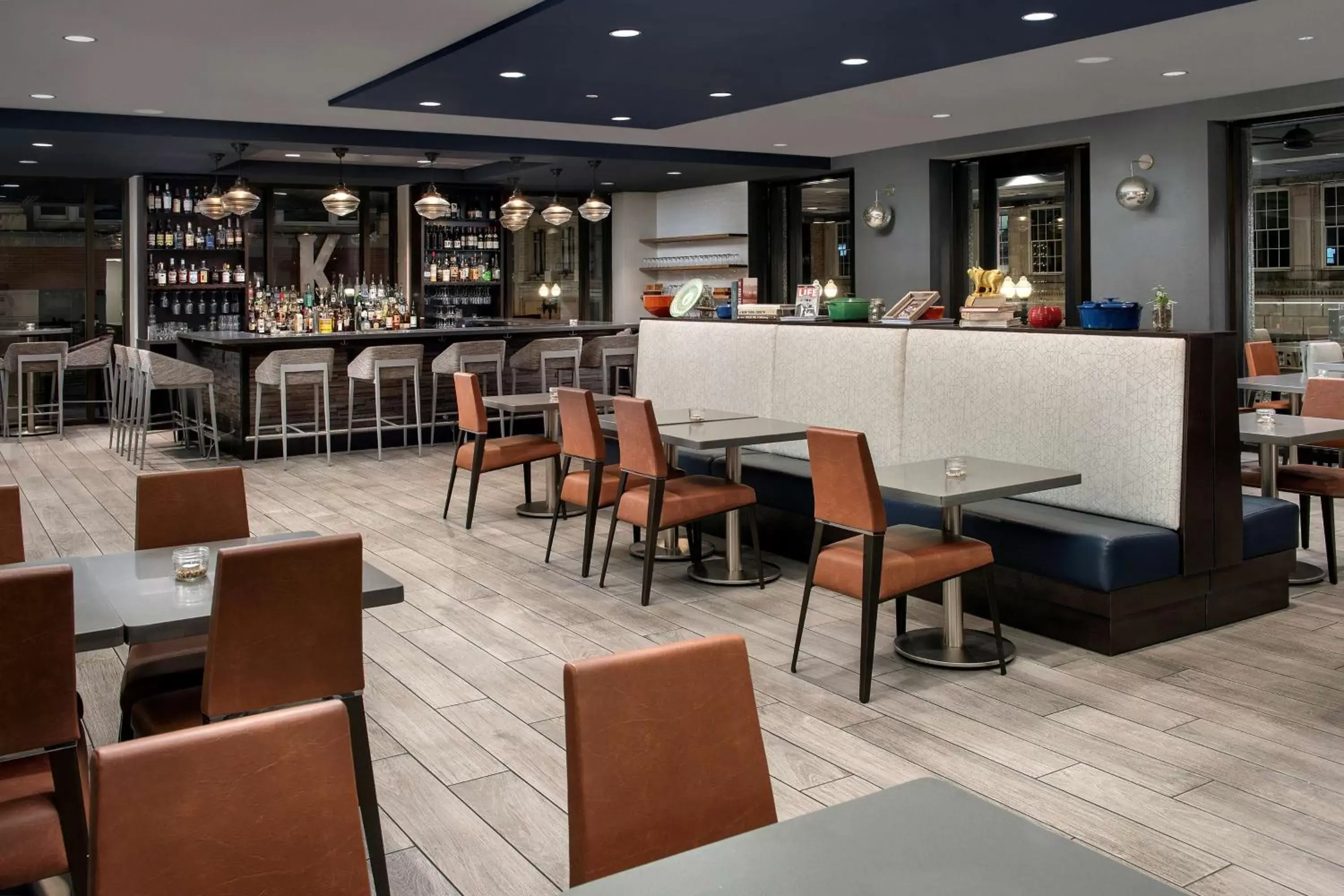 Restaurant/places to eat, Lounge/Bar in Embassy Suites By Hilton Knoxville Downtown