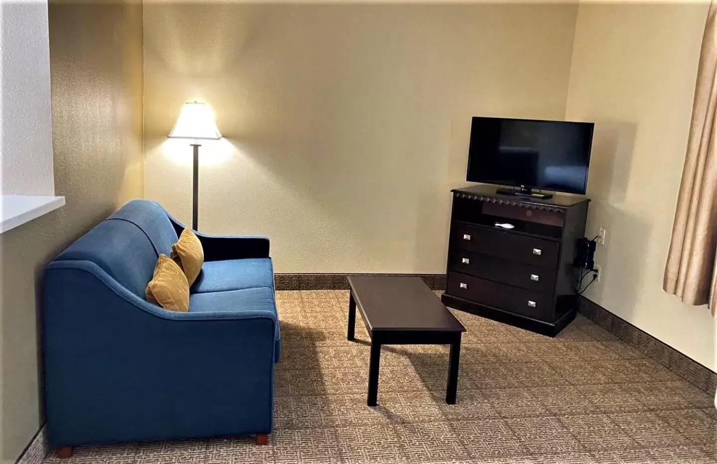 Seating Area in Comfort Suites Tulare