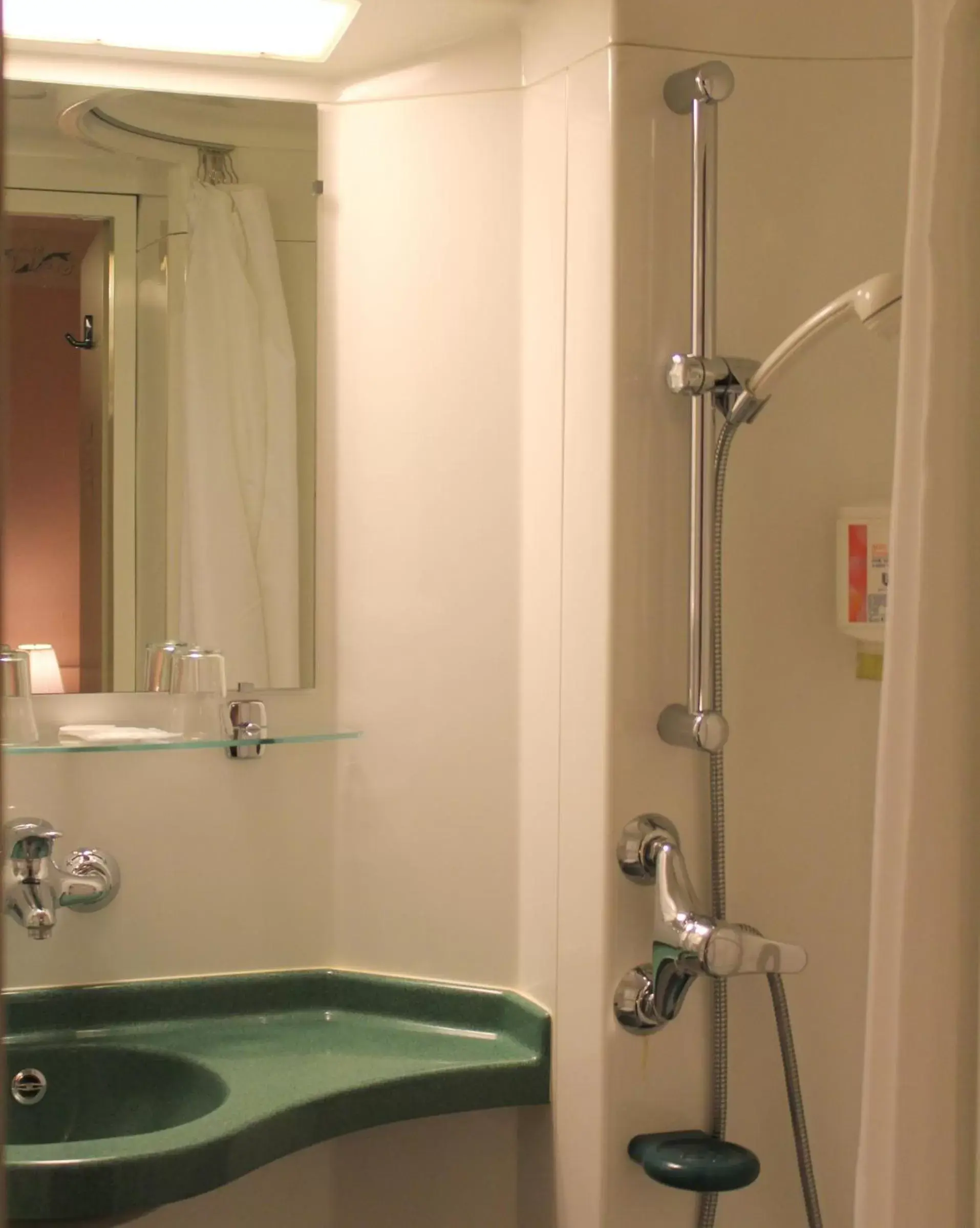 Bathroom in Hotel de Geneve