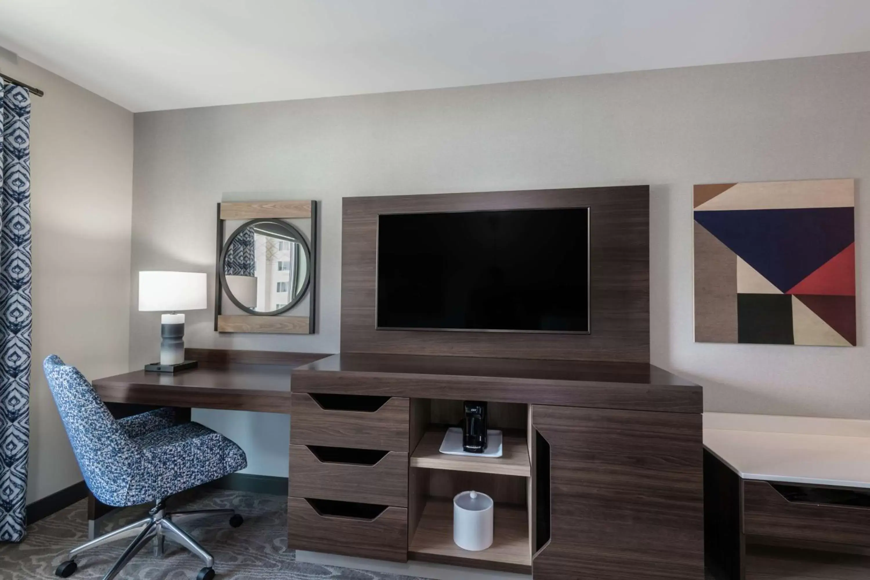 Bedroom, TV/Entertainment Center in Hampton Inn & Suites Fort Wayne Downtown