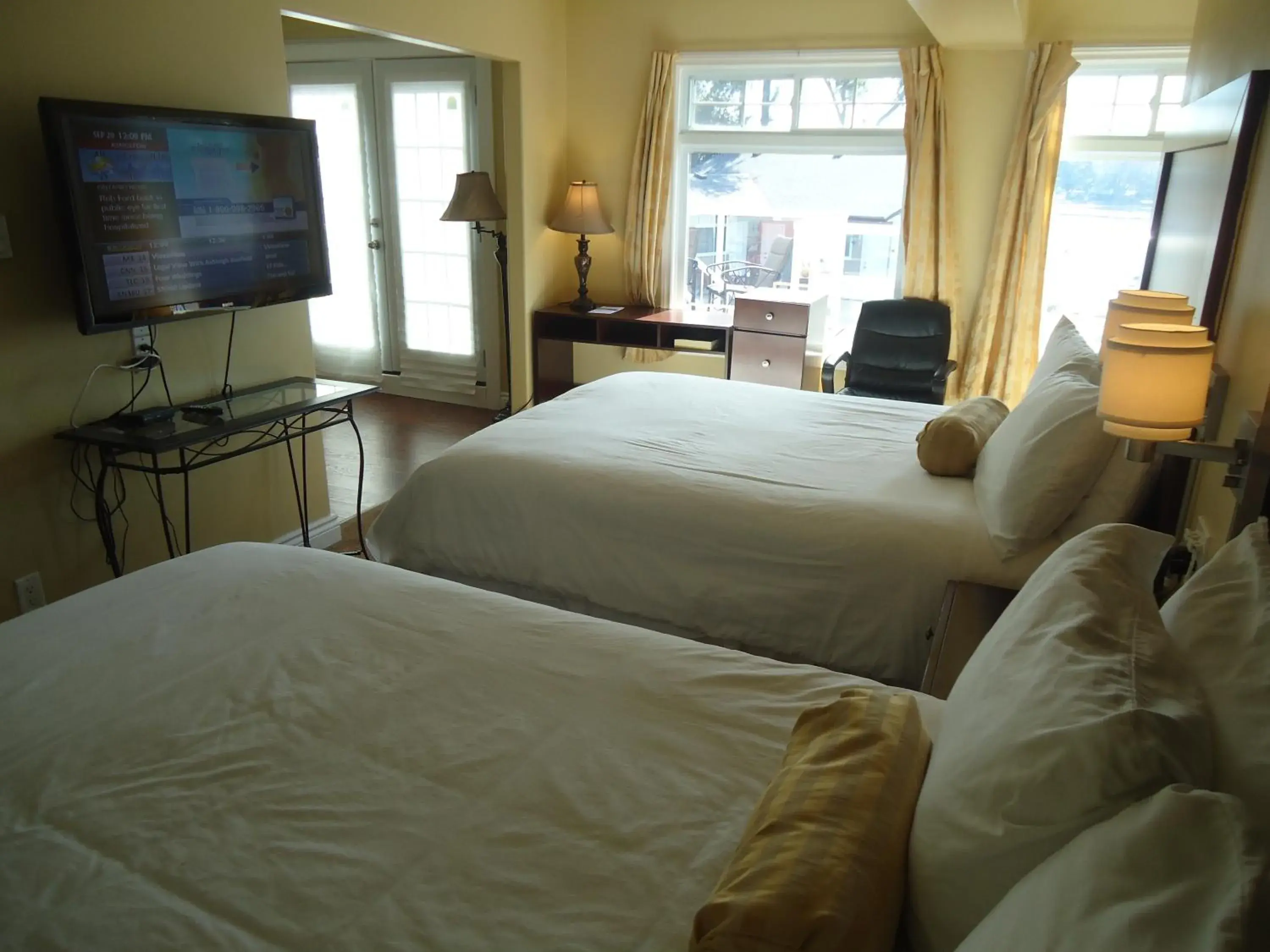 TV and multimedia, Bed in Bayside Inn & Waterfront Suites