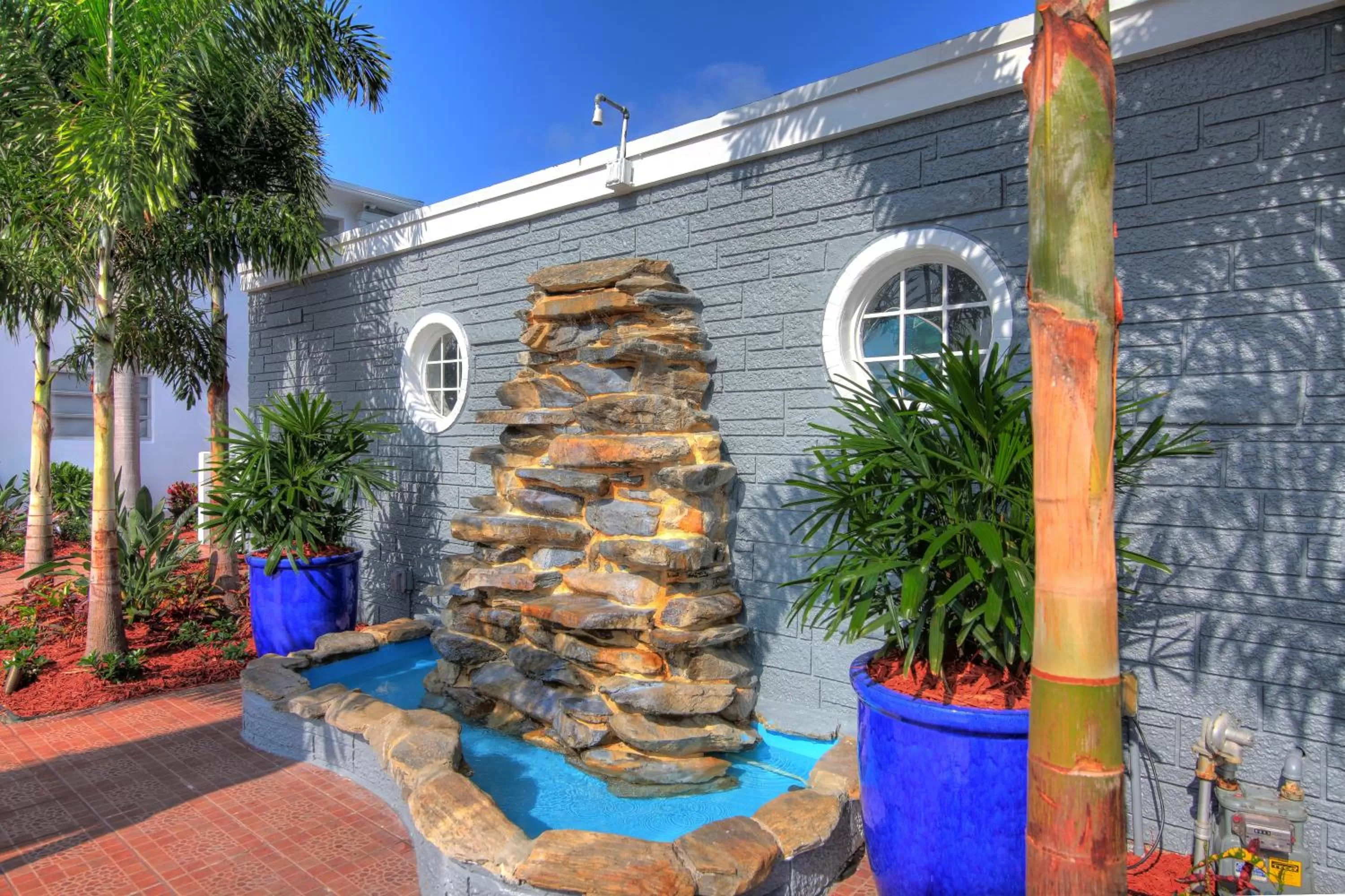 Property building in May-Dee Suites in Florida