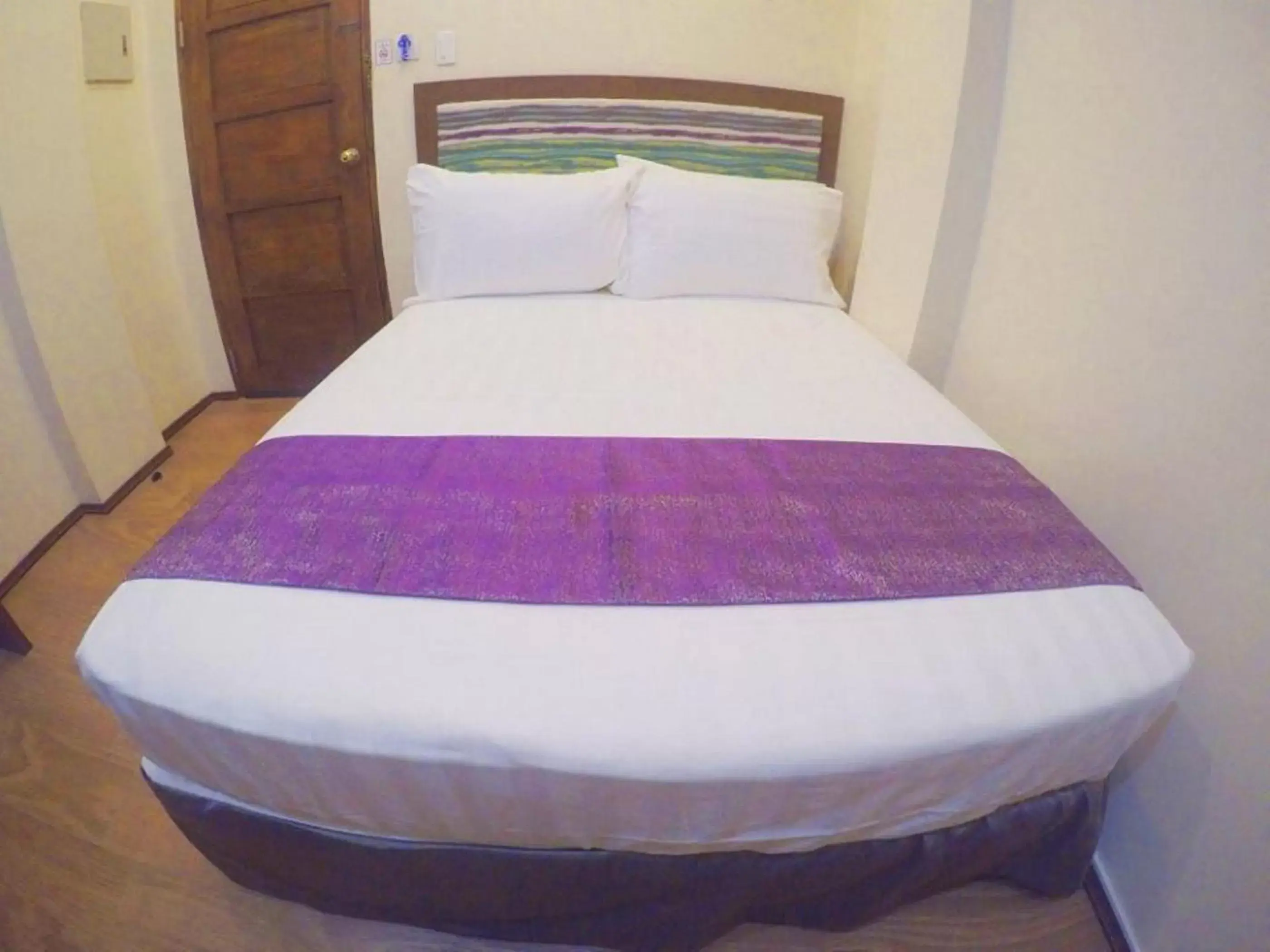 Toilet, Bed in Golden Gate Suites Toilet, Bed in Golden Gate Suites