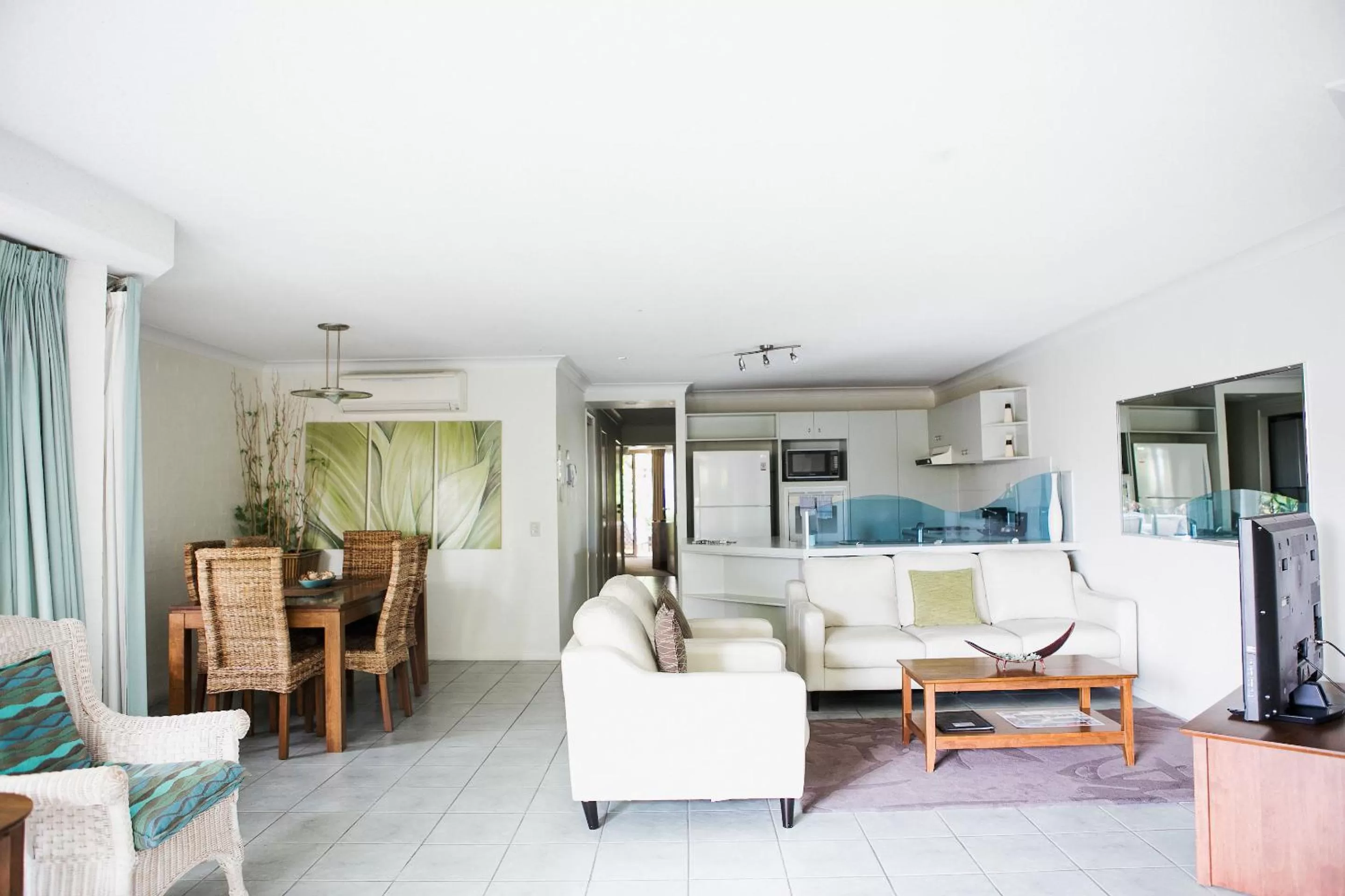 Living room, Bed in Osprey Apartments