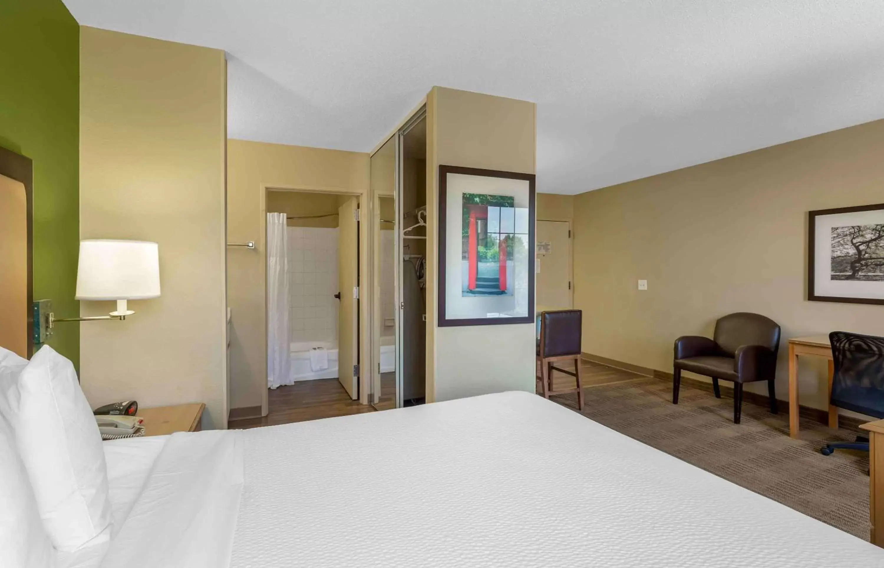 Bedroom, Bed in Extended Stay America Suites - Boston - Burlington