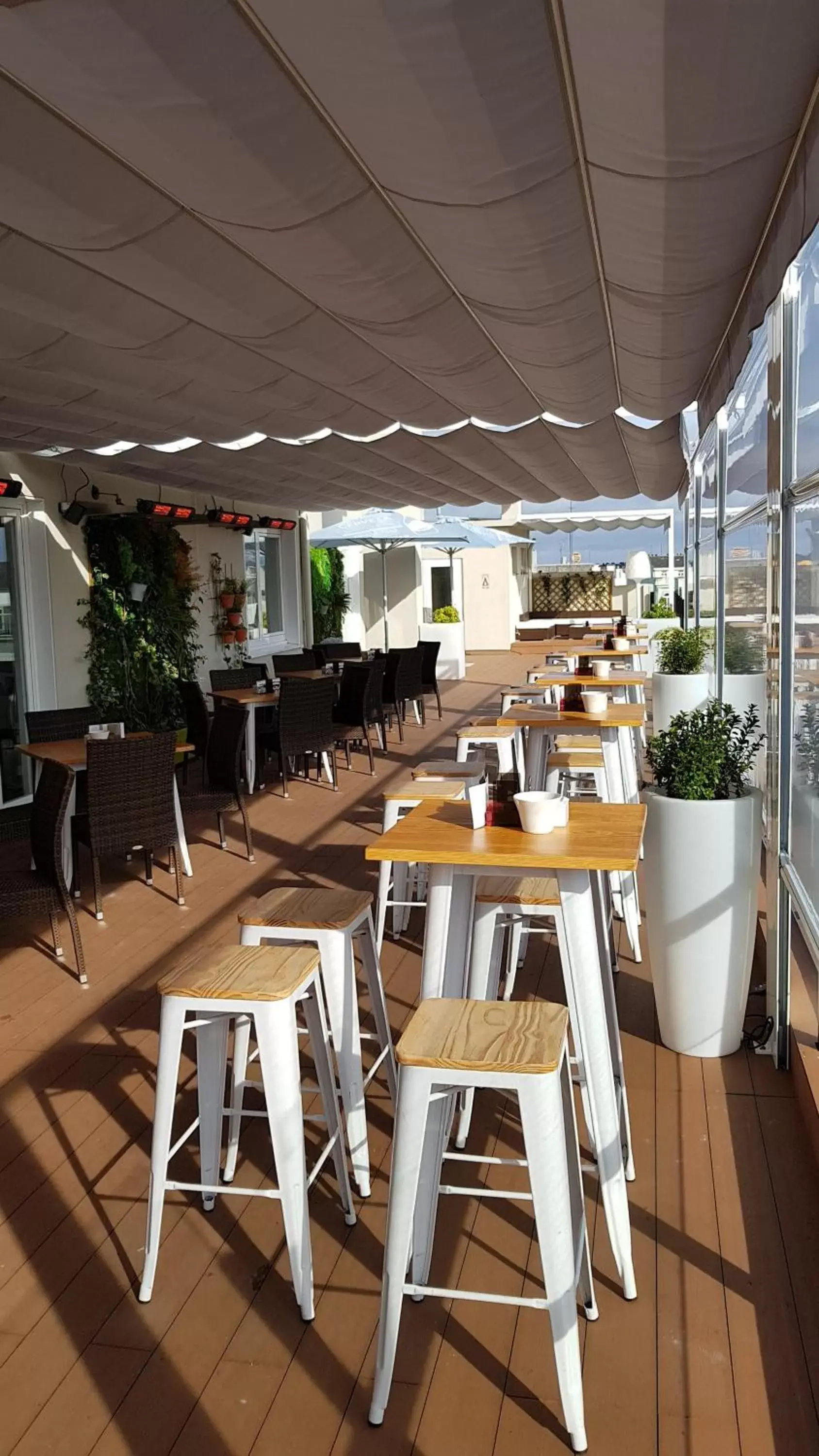Balcony/Terrace, Restaurant/Places to Eat in Hotel Mendez Nuñez