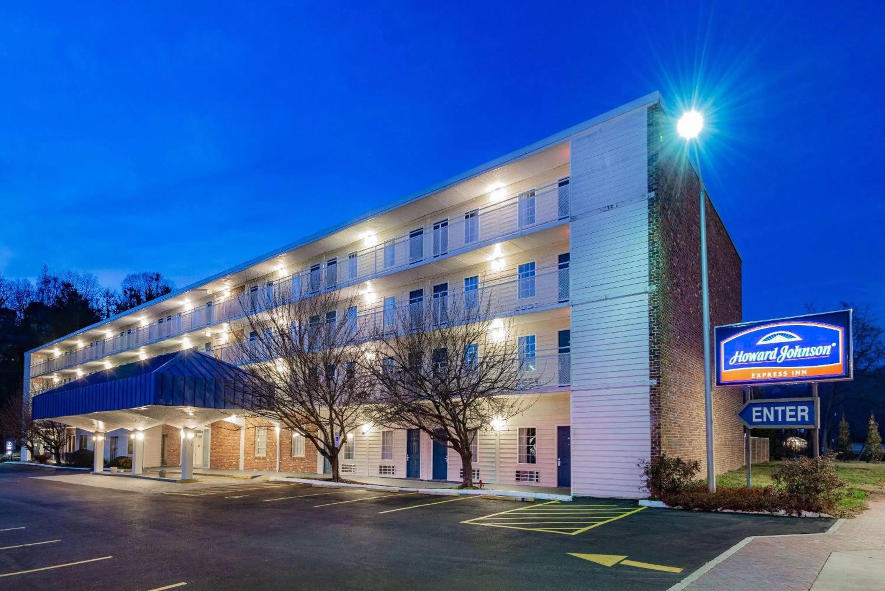 Property building in Howard Johnson by Wyndham Staunton