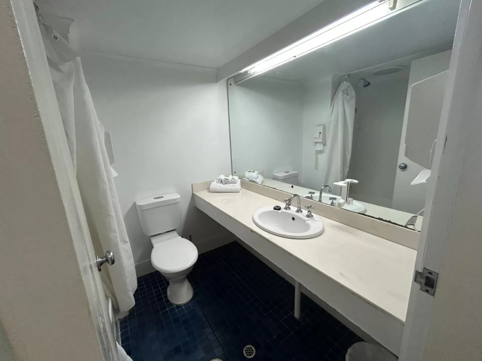 Bathroom in Buffalo Motor Inn