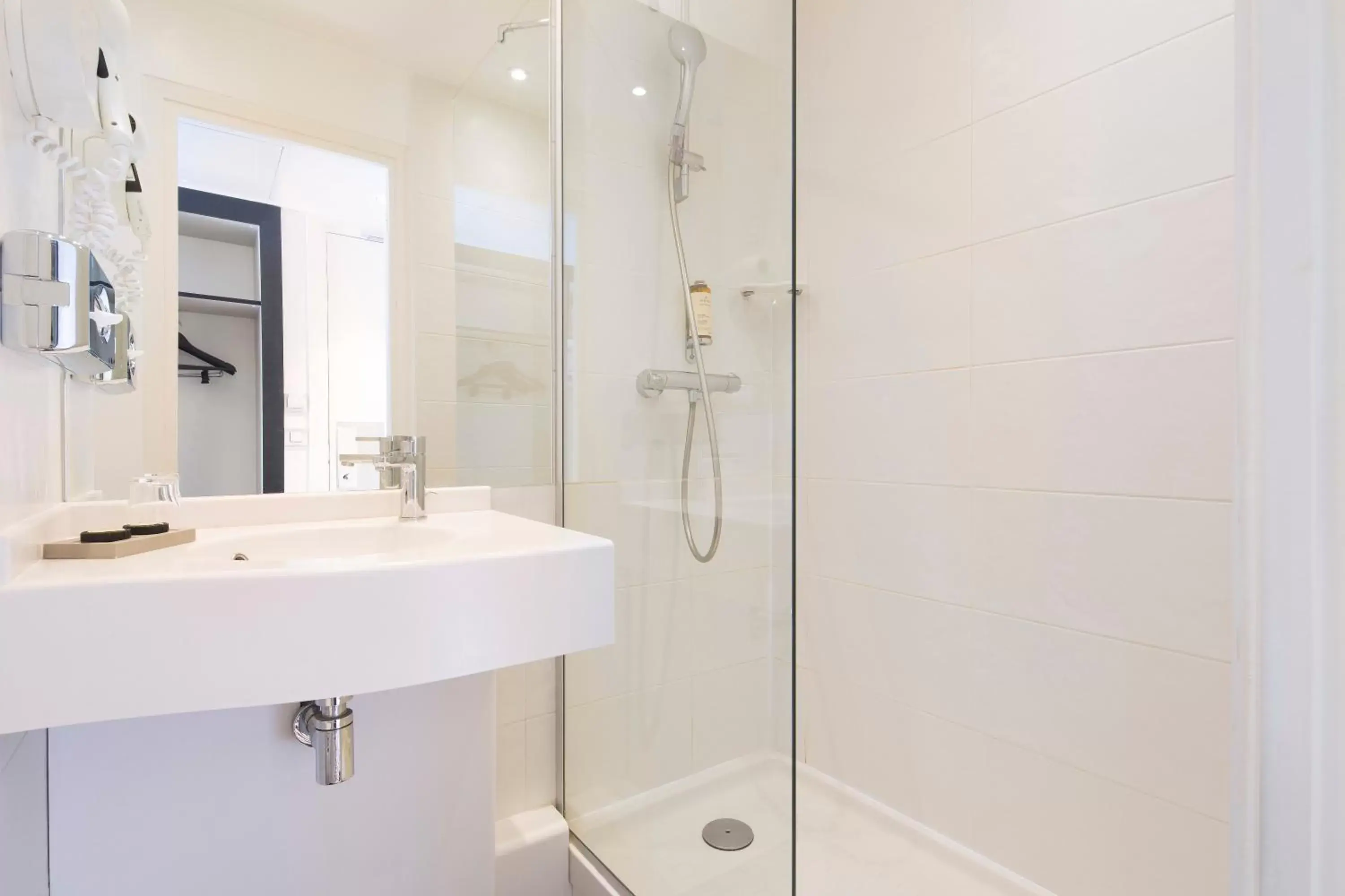 Shower, Bathroom in Hotel Haussmann Saint Augustin