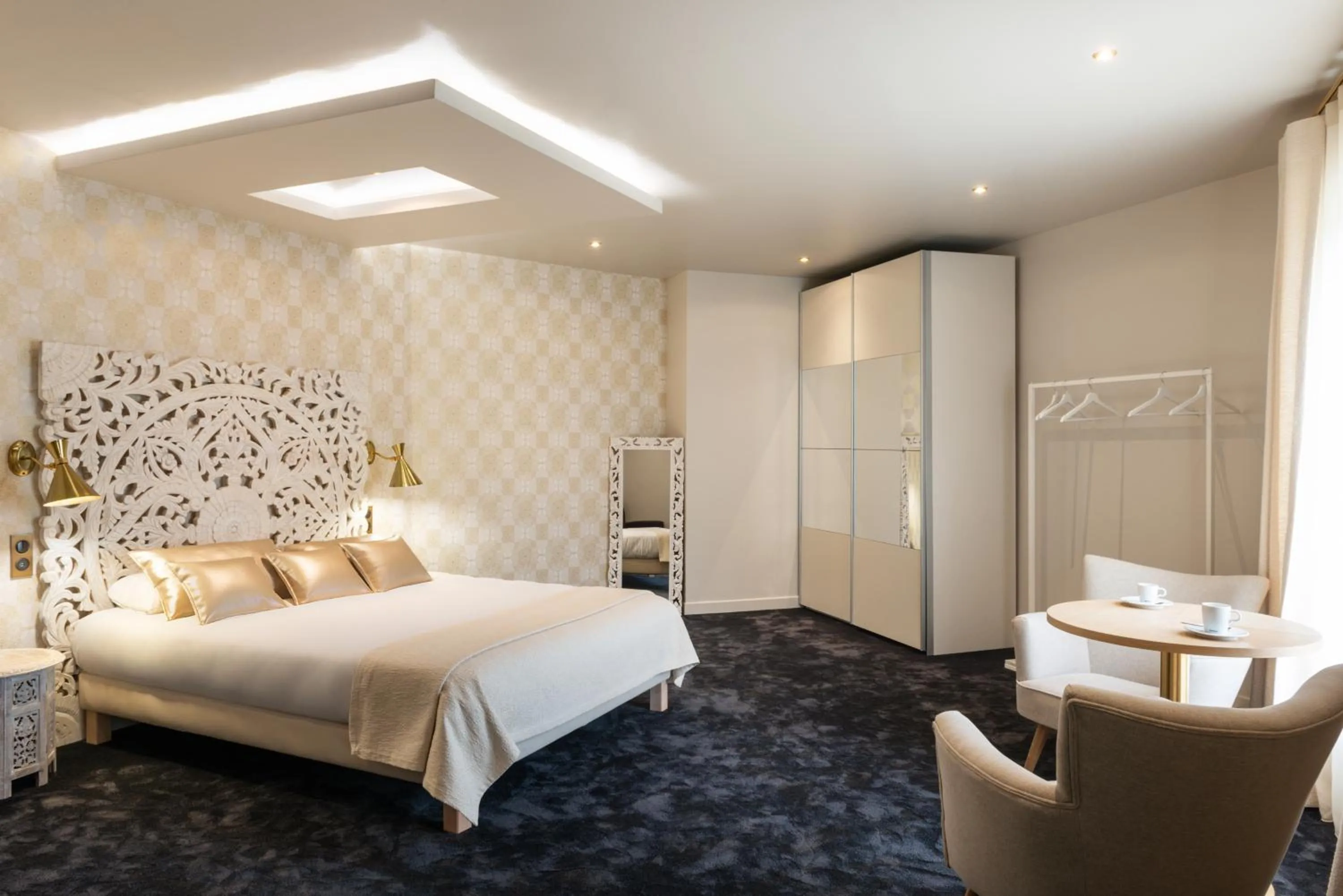 Decorative detail, Bed in The Originals Boutique, Parc Hôtel, Orléans Sud