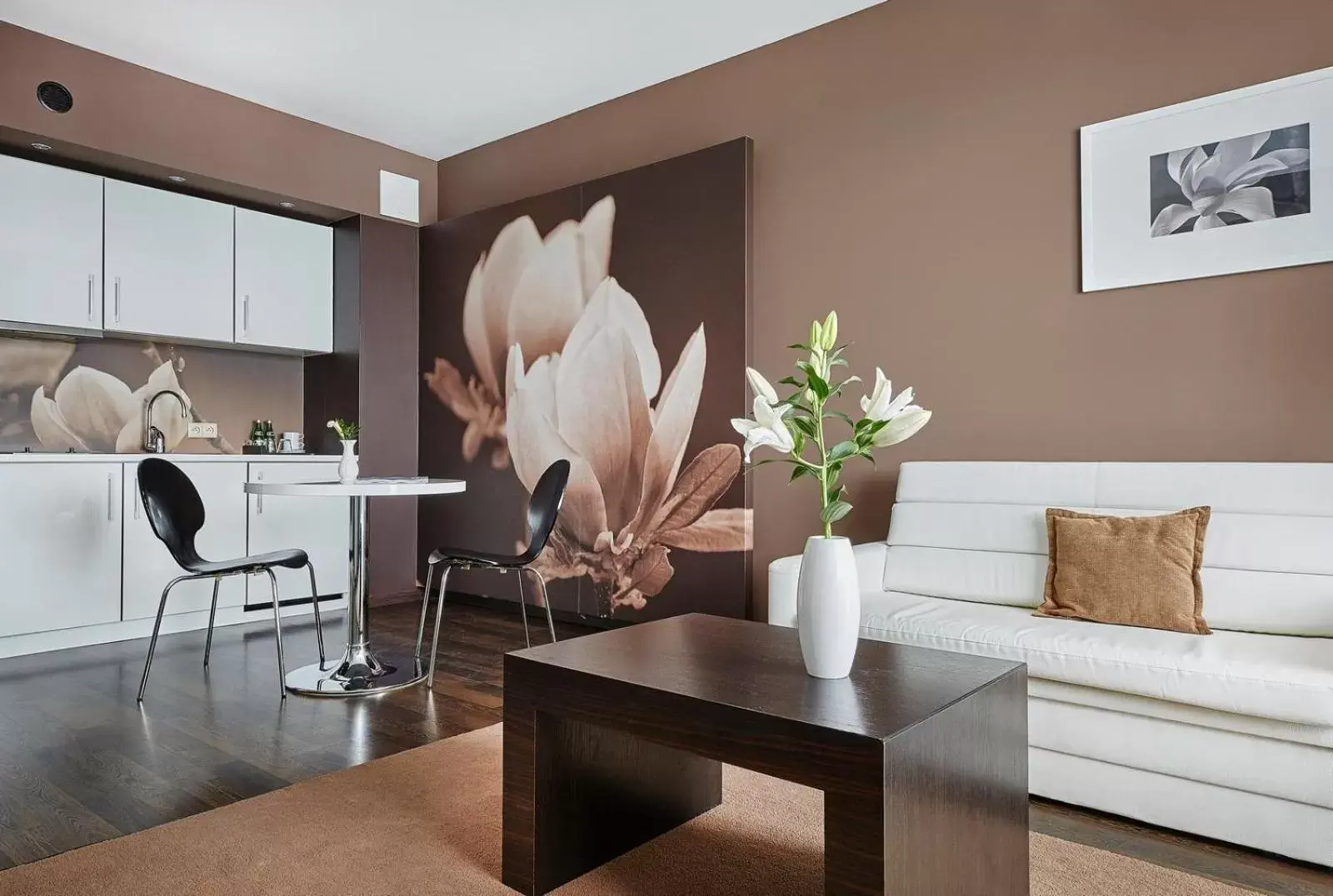 Kitchen or kitchenette, Seating Area in Hotel Diva SPA