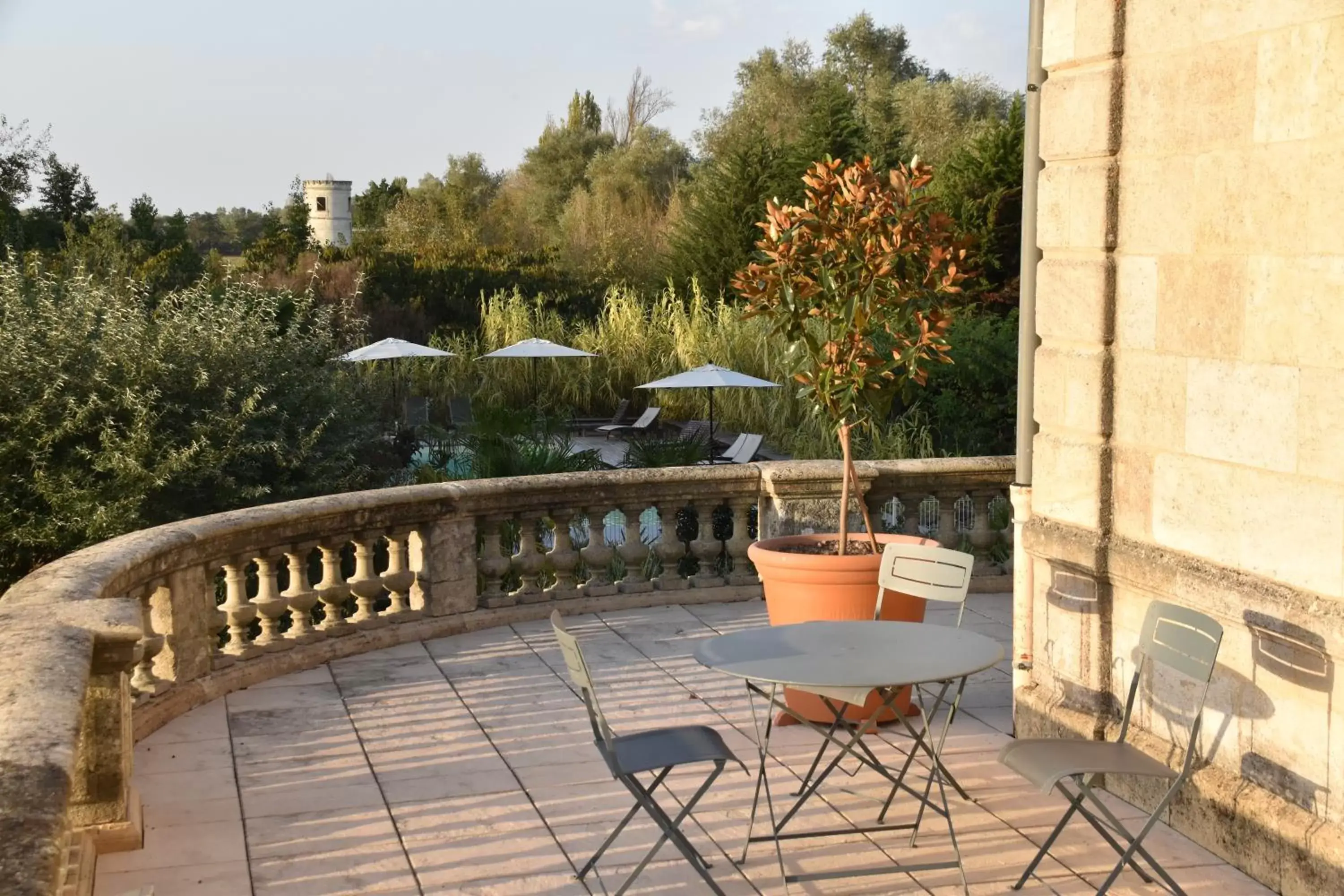 Facade/entrance, Balcony/Terrace in Château Grattequina Hôtel