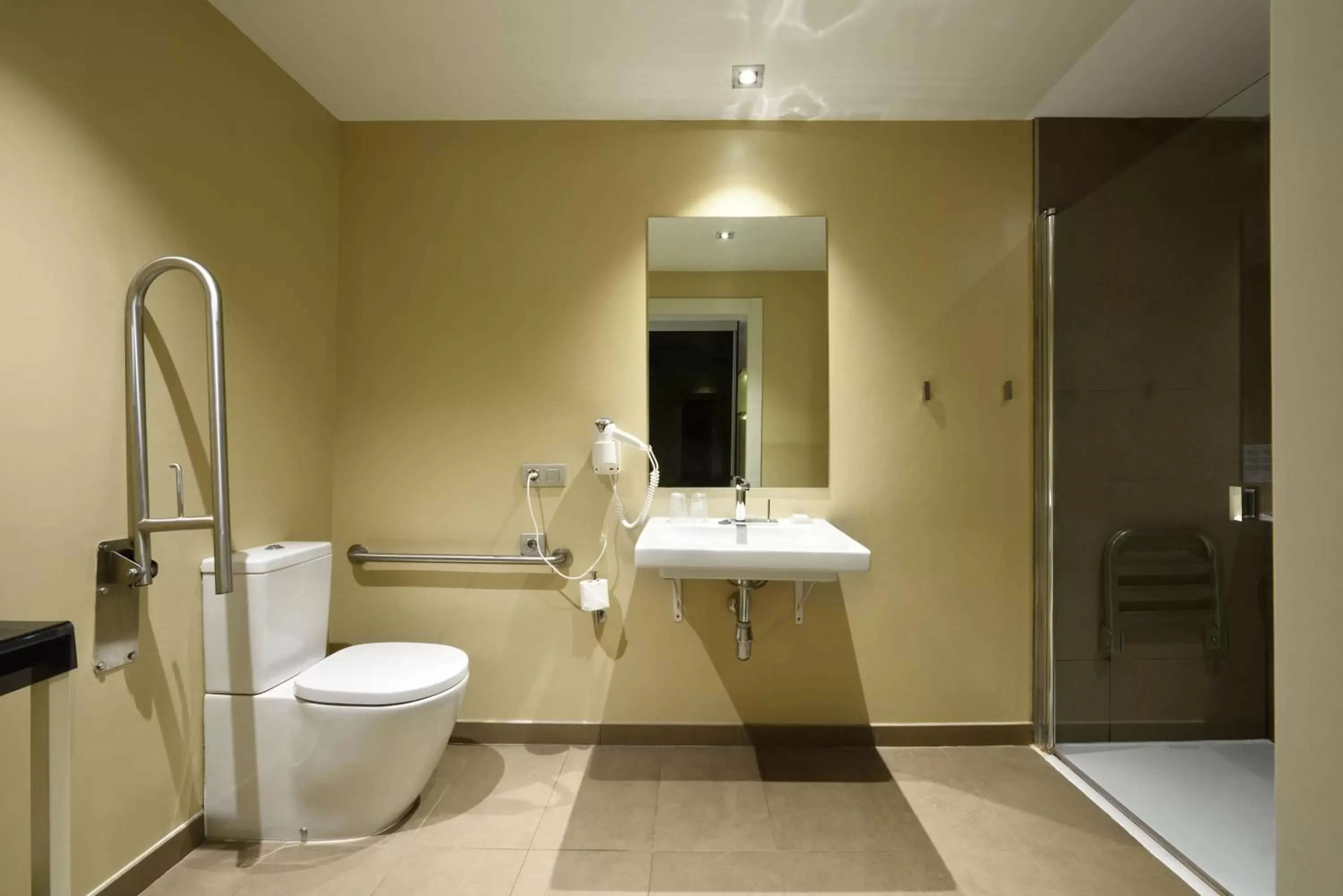 Facility for disabled guests, Bathroom in Grums Hotel & Spa