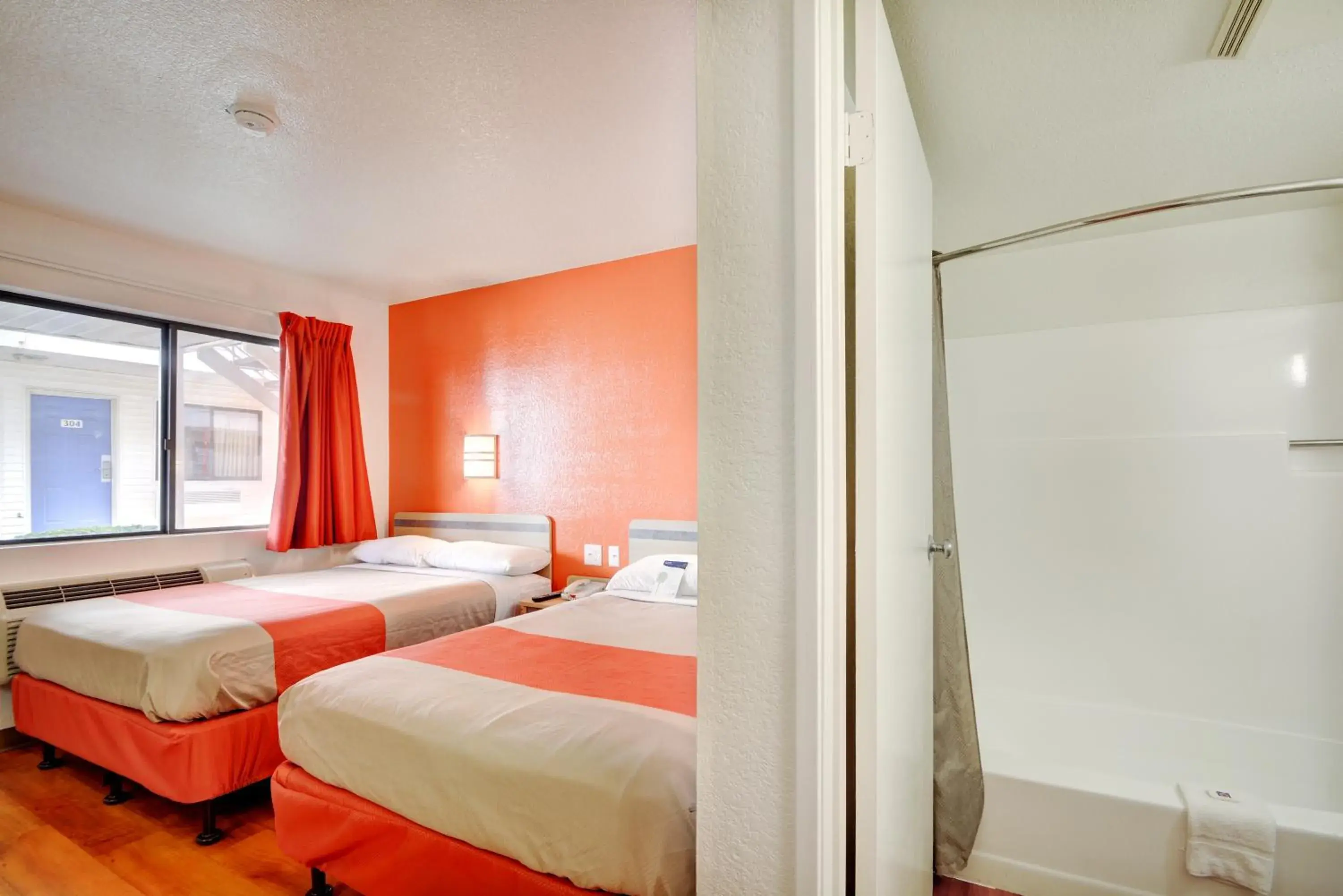 Bedroom, Bed in Motel 6-Southington, CT - Hartford