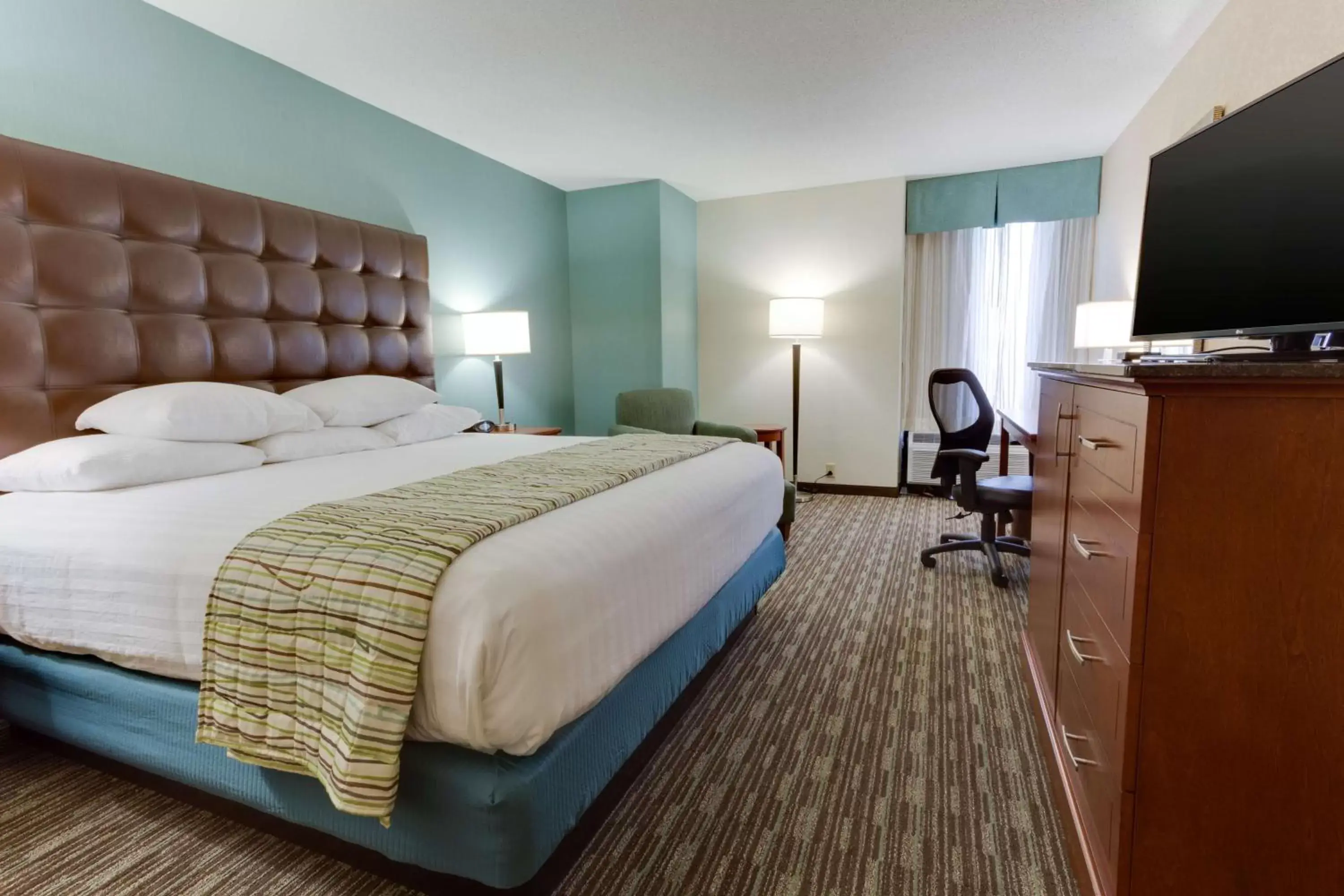 Photo of the whole room, Bed in Drury Inn & Suites Birmingham Grandview