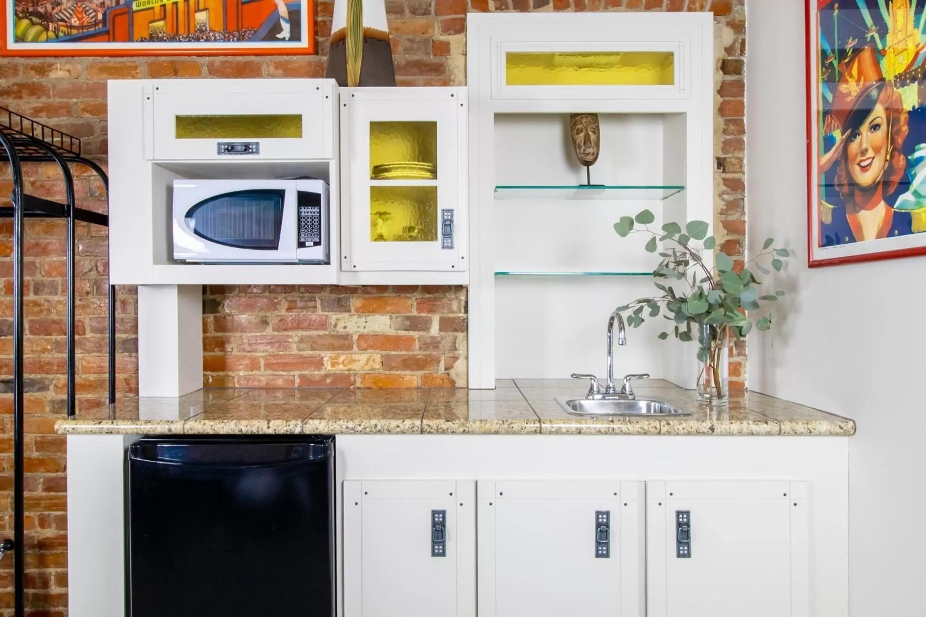 Kitchen/Kitchenette in Retro Suites Hotel