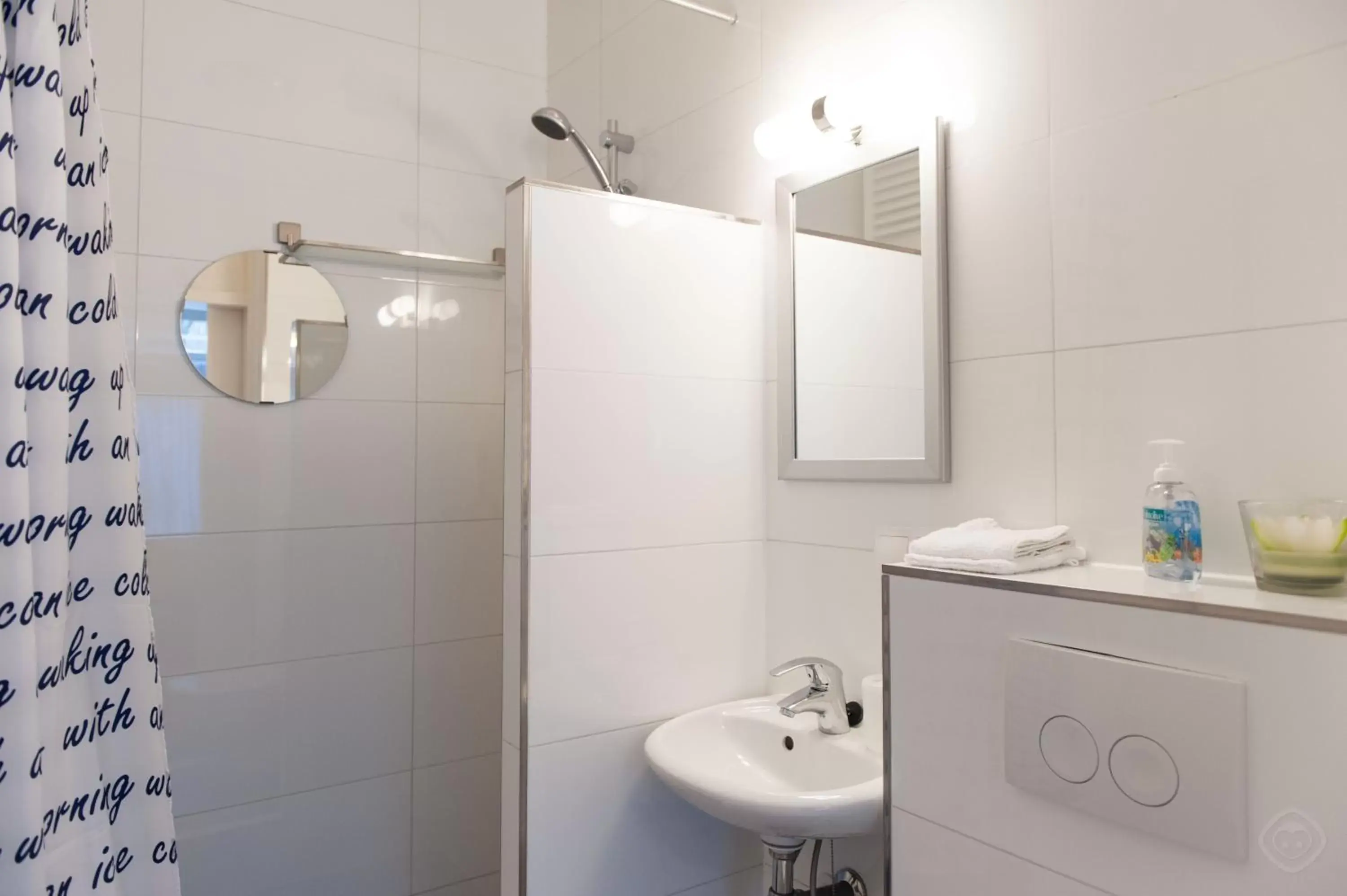 Shower, Bathroom in Bos en Lommer Hotel - Erasmus Park area
