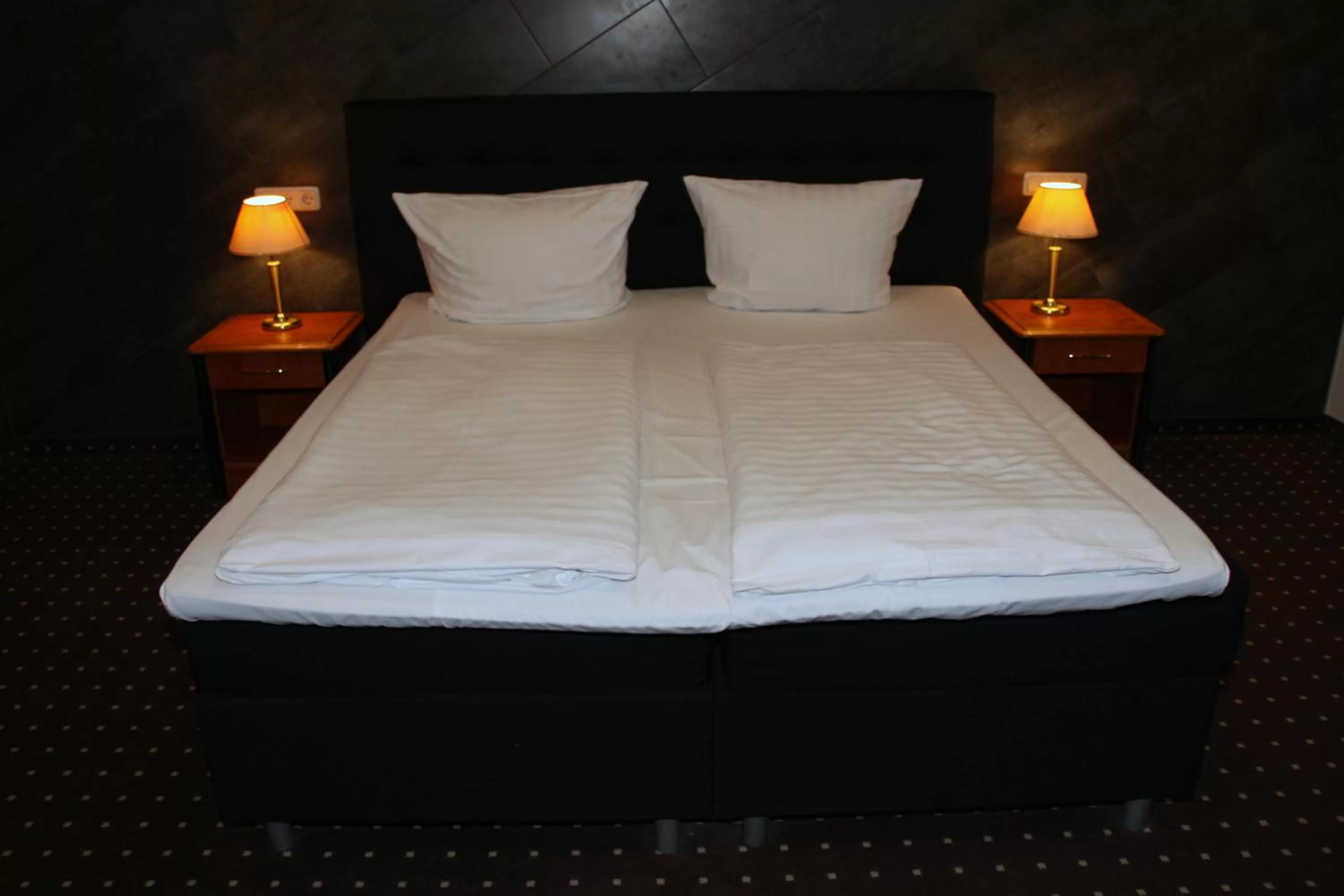 Bedroom, Bed in Hotel Zeil