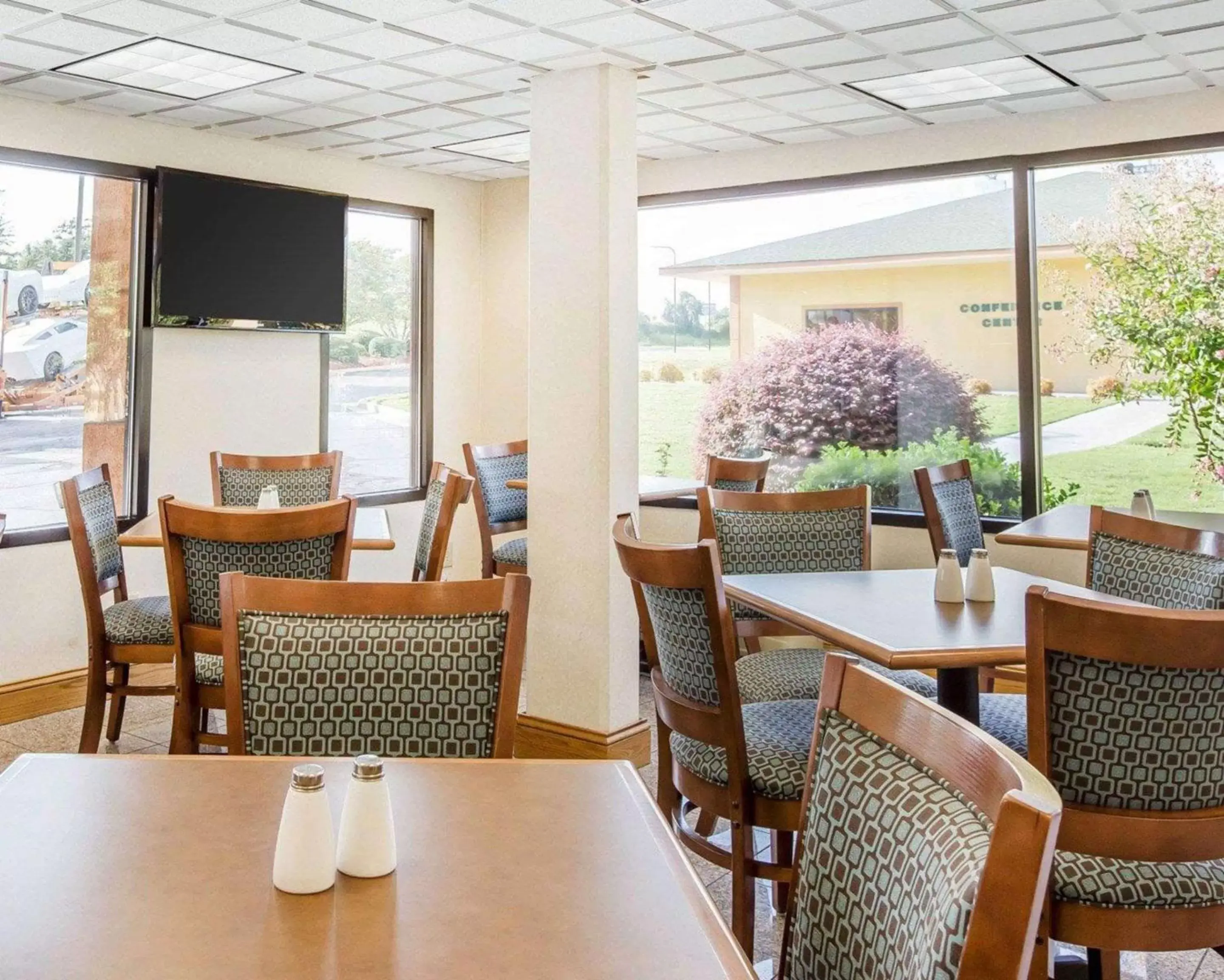 Restaurant/Places to Eat in Quality Inn Macon