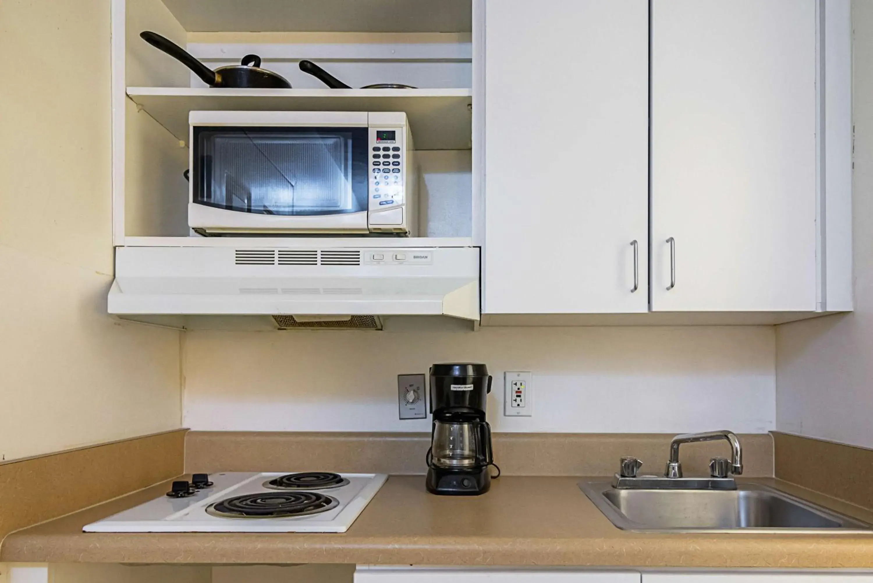 Photo of the whole room, Kitchen/Kitchenette in Motel 6-Fayetteville, NC - Fort Bragg Area