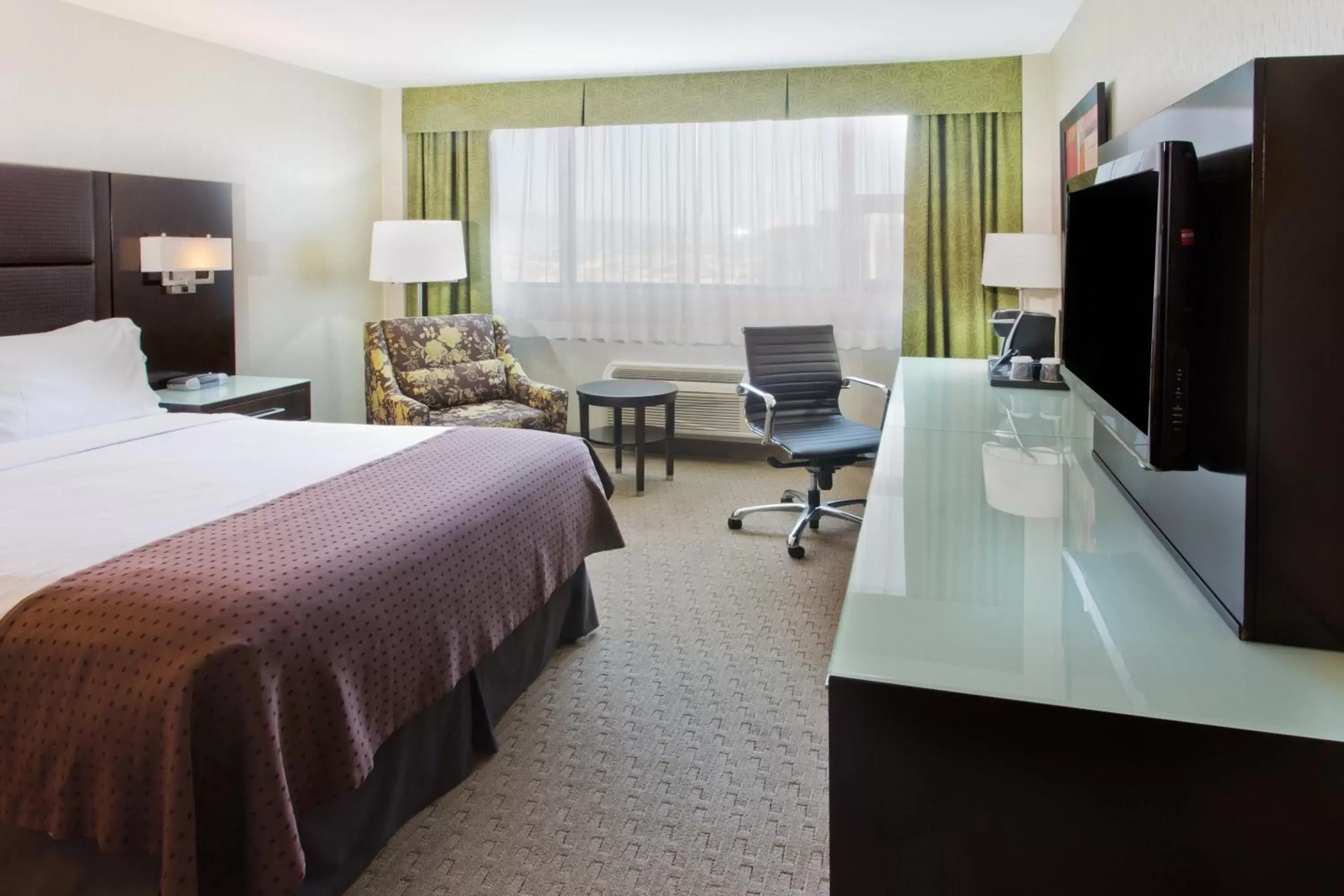 Photo of the whole room, TV/Entertainment Center in Holiday Inn Vancouver-Centre Broadway, an IHG Hotel