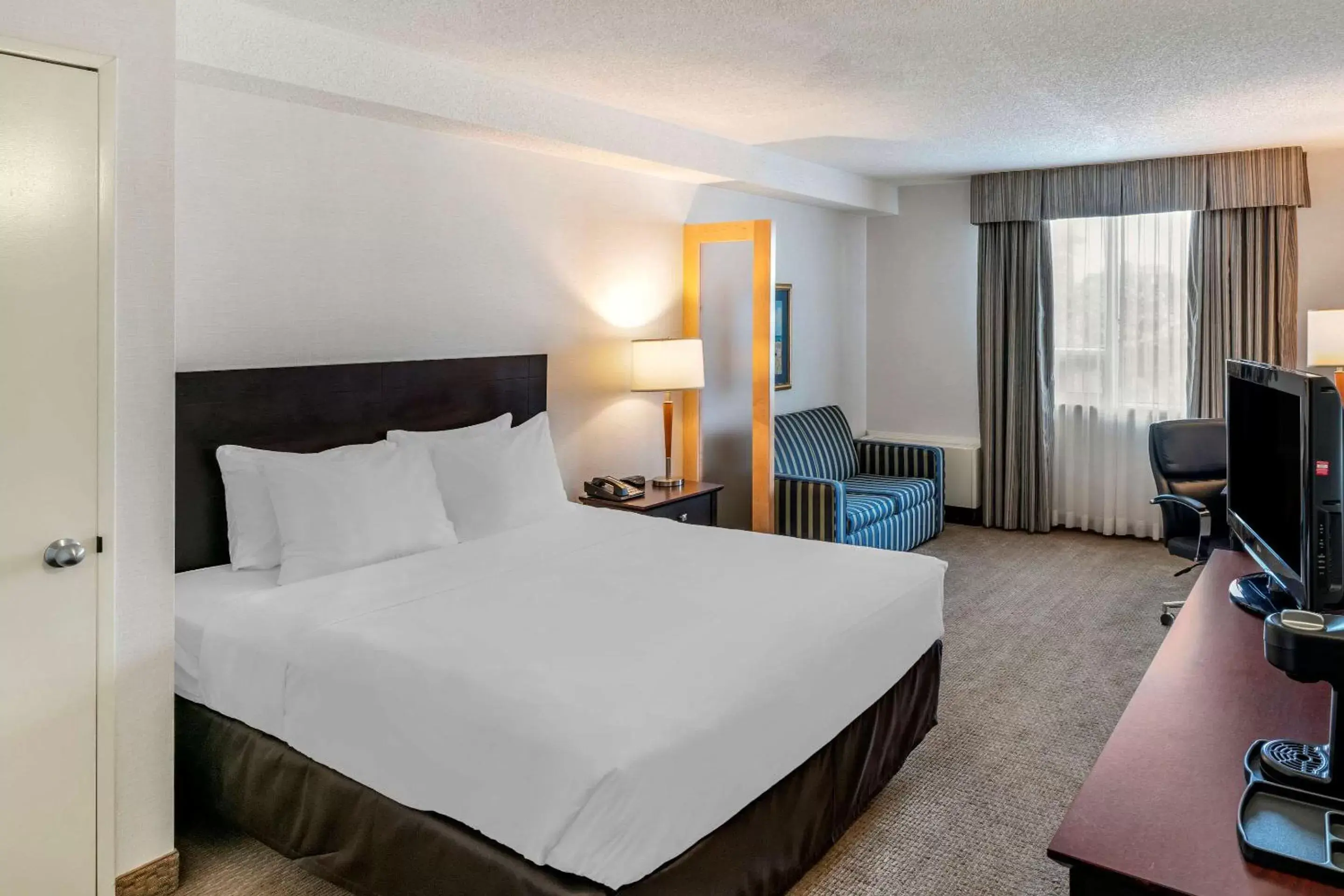 Photo of the whole room, Bed in Quality Inn and Suites Montreal East