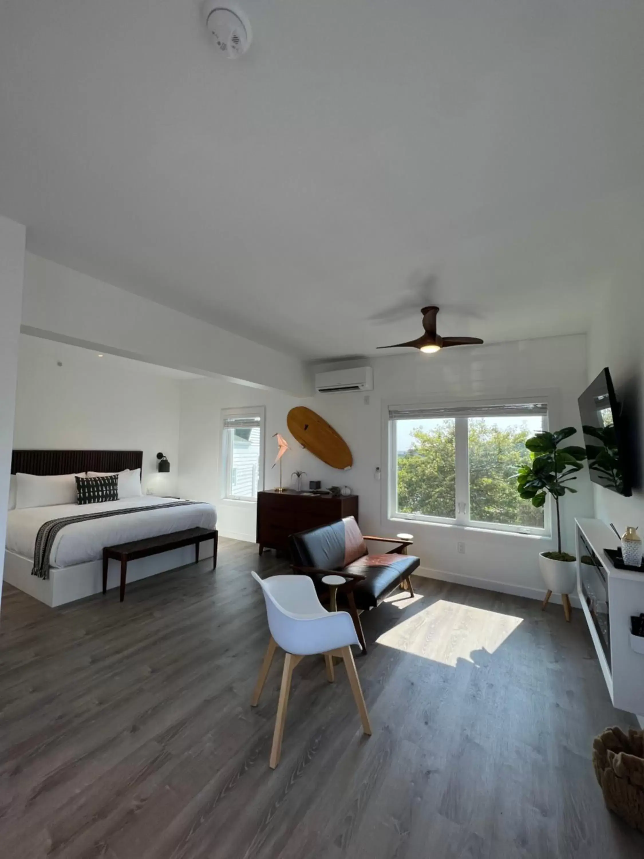 Bed, Seating Area in ViewPoint Hotel