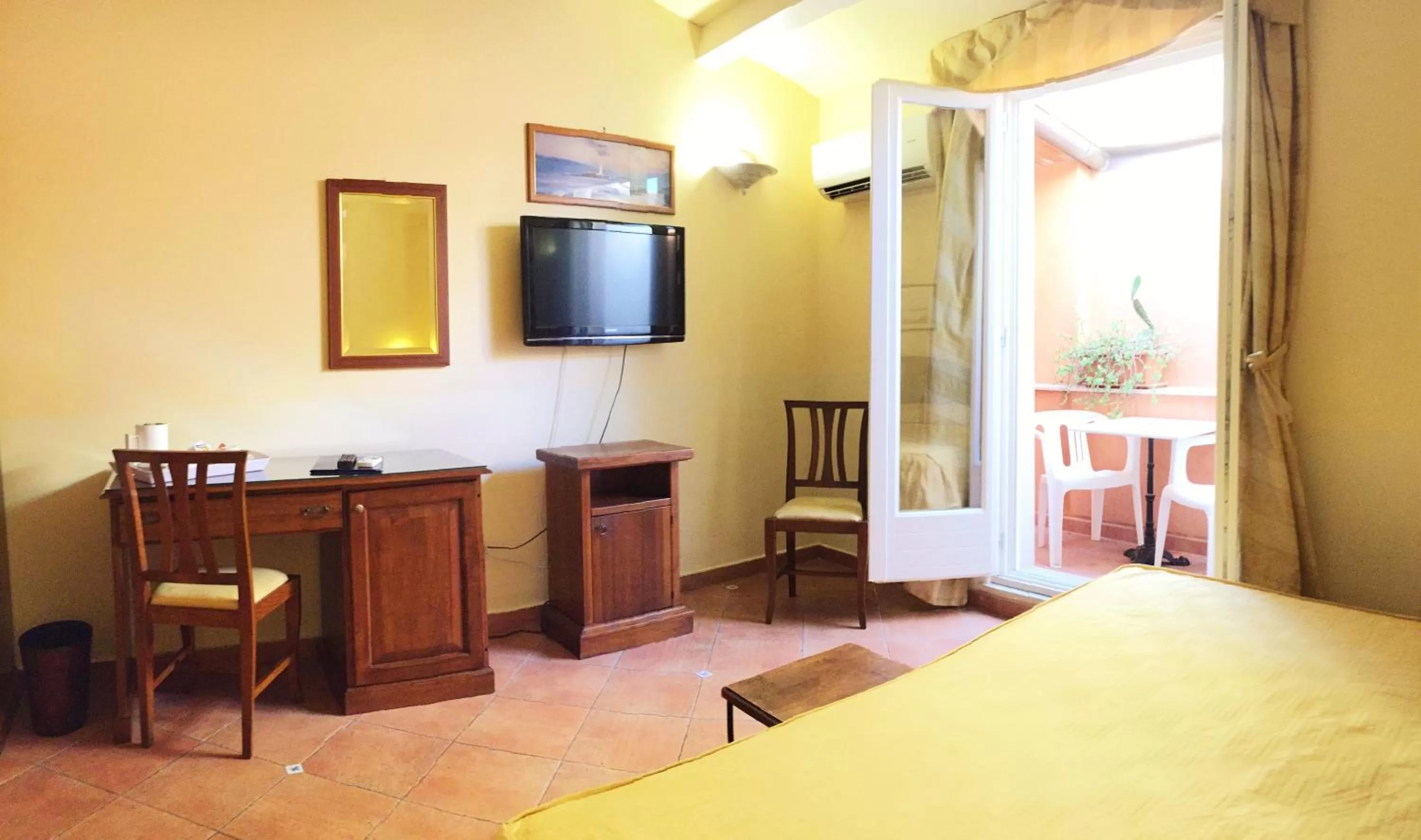 Balcony/Terrace, Bed in Hotel Mediterraneo