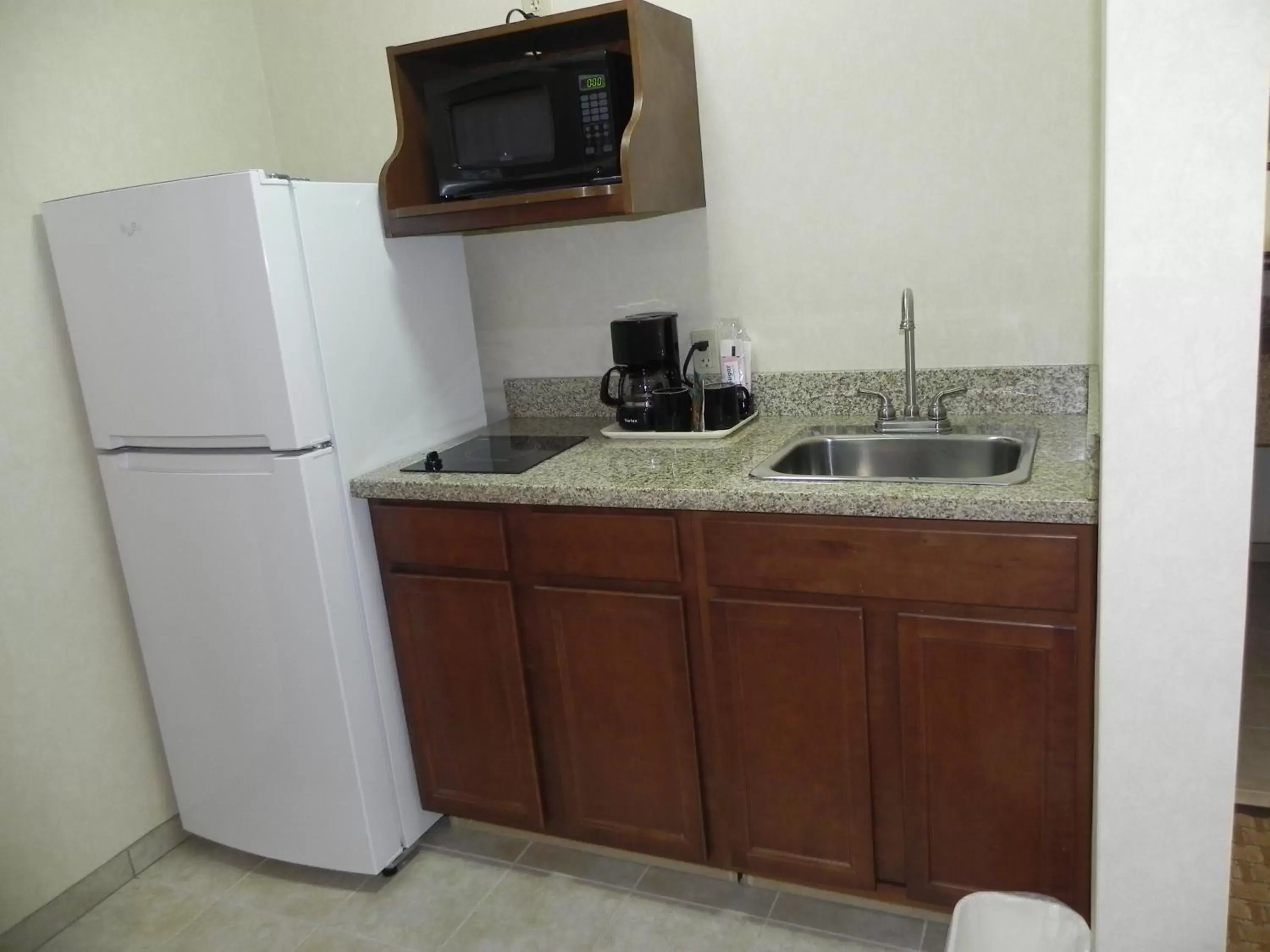 Kitchen/Kitchenette in Baymont by Wyndham Fort Morgan