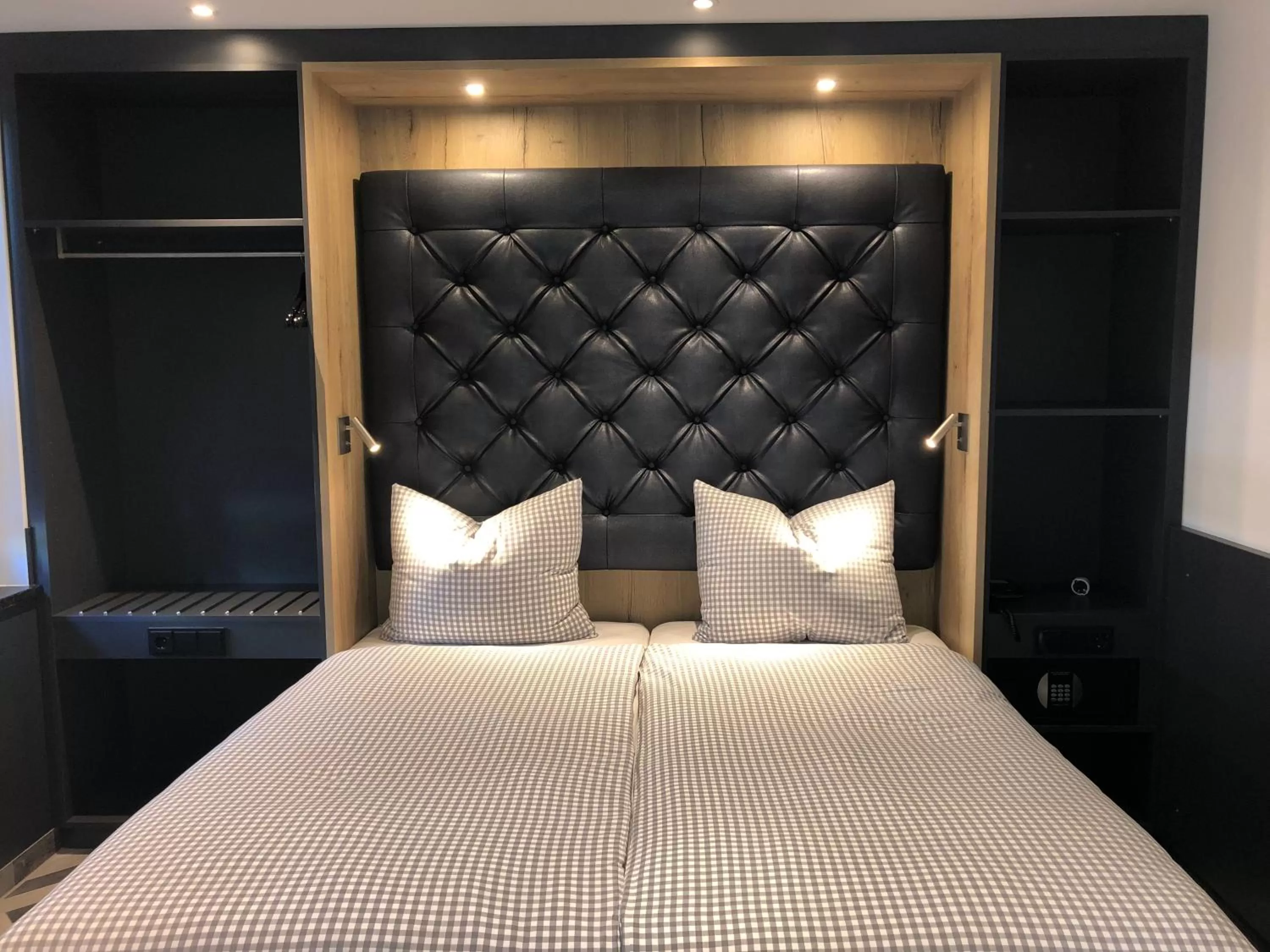 Facade/entrance, Bed in Munich Deluxe Hotel